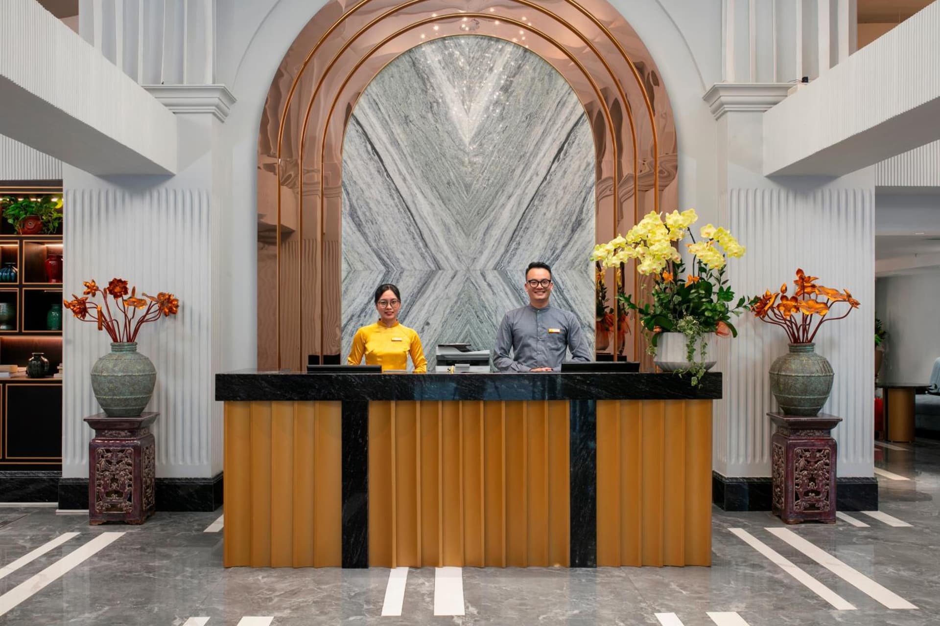 MAY DE VILLE Lakeside Hotel