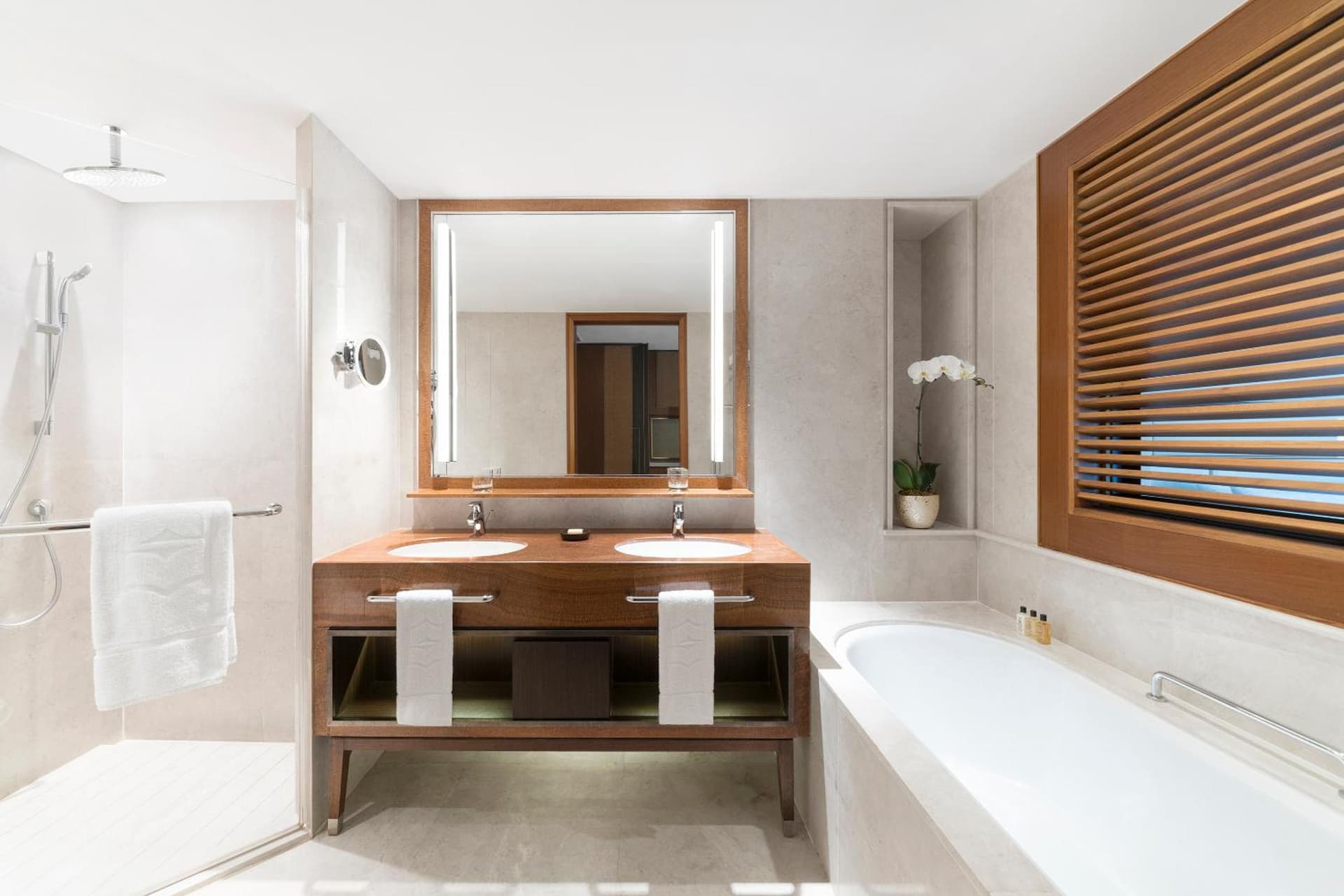 Deluxe King City View Room