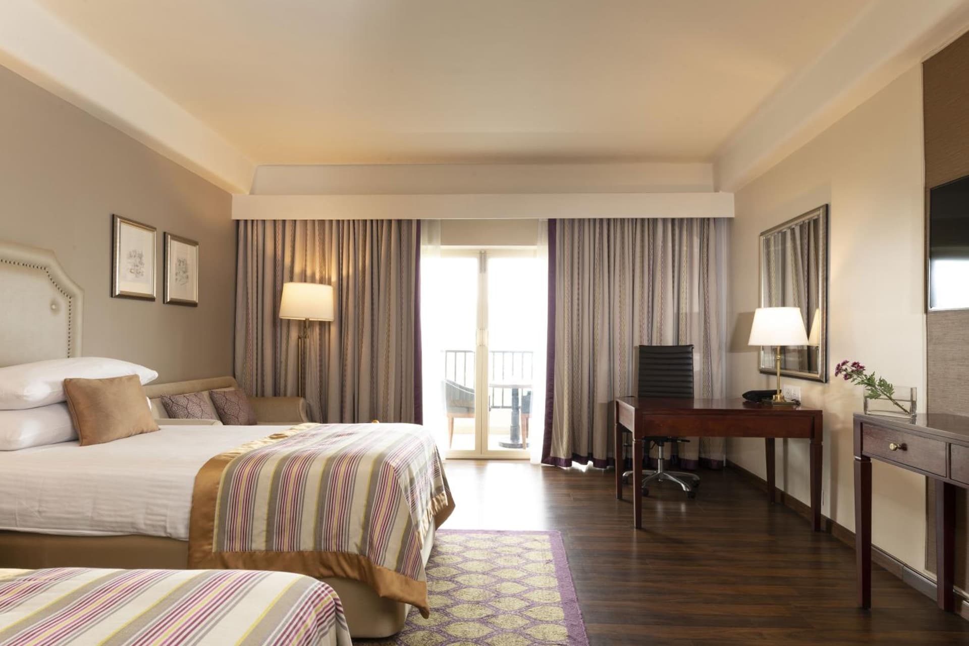 Deluxe Room City View Twin Bed