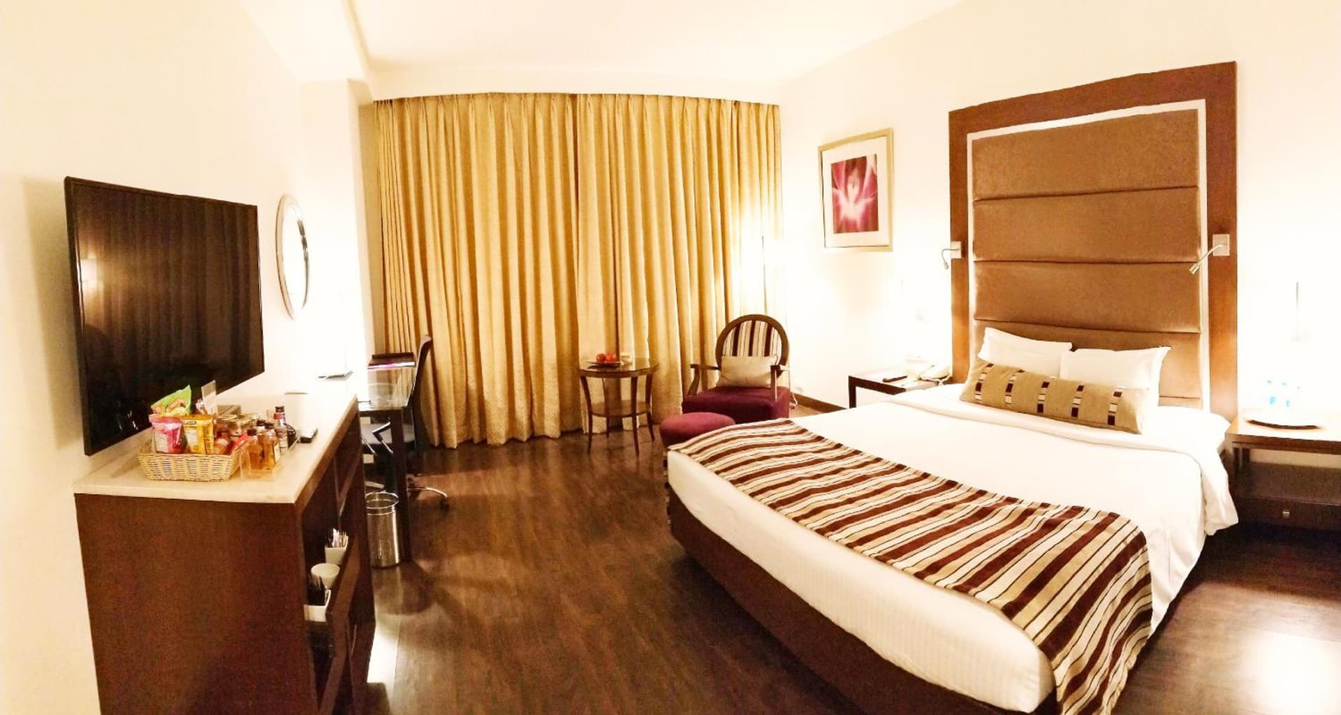 Club Queen Room
