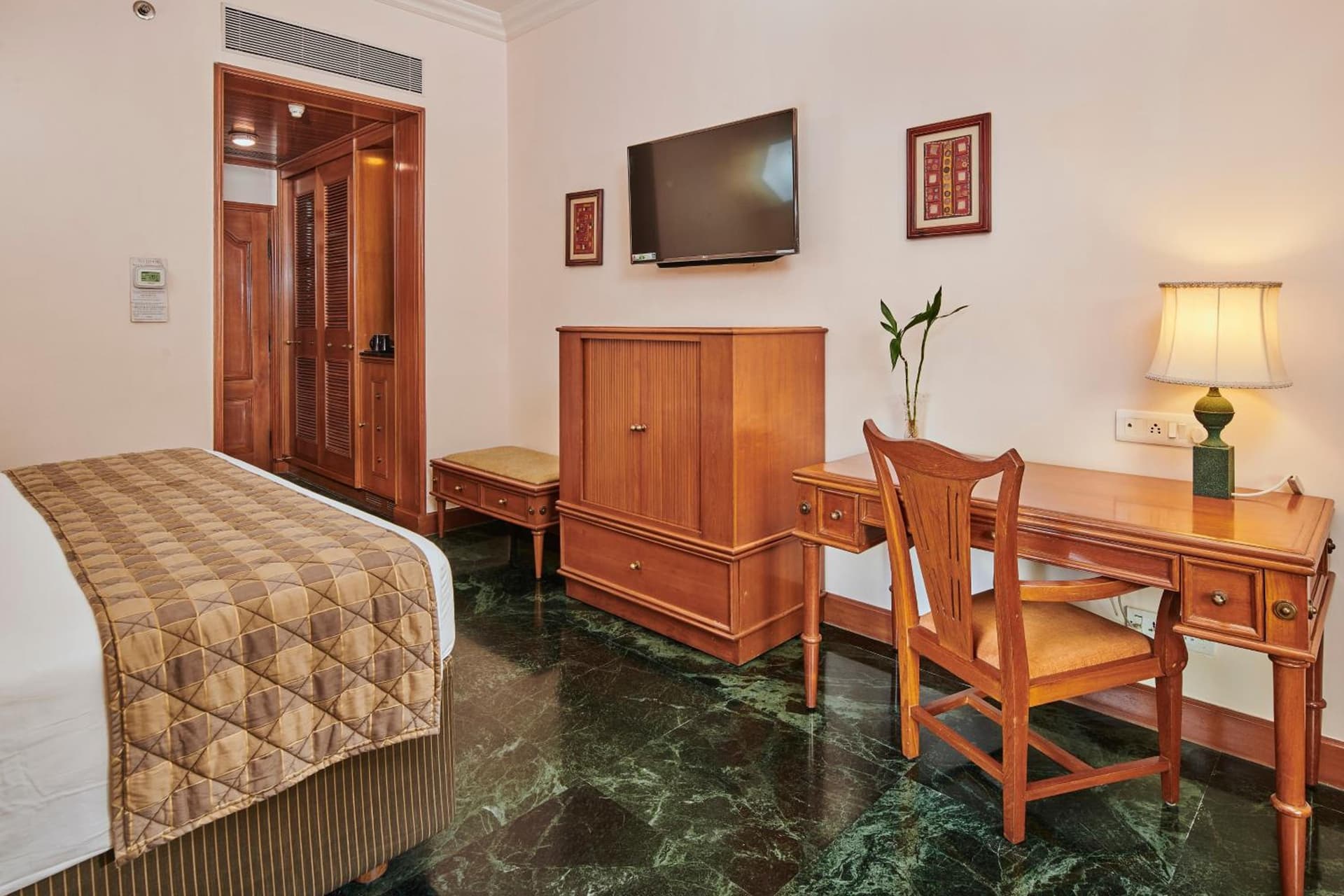Deluxe King Or Twin Garden View Room
