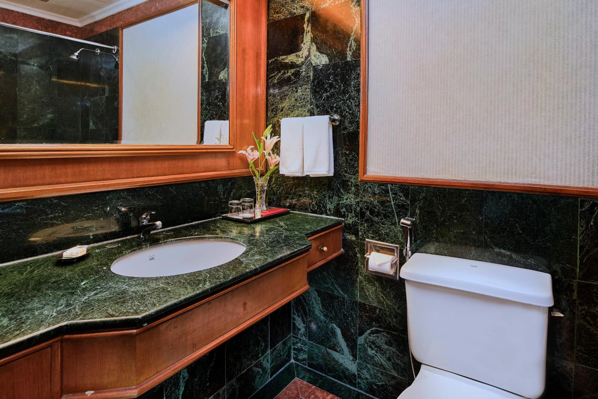 Deluxe King Or Twin Garden View Room
