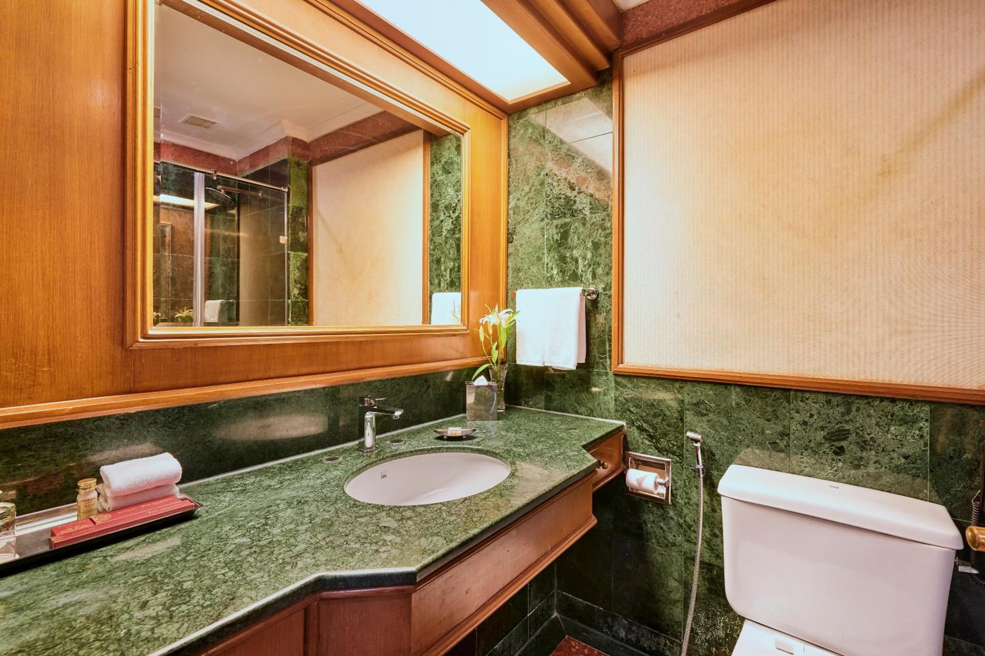 Deluxe King Or Twin Garden View Room