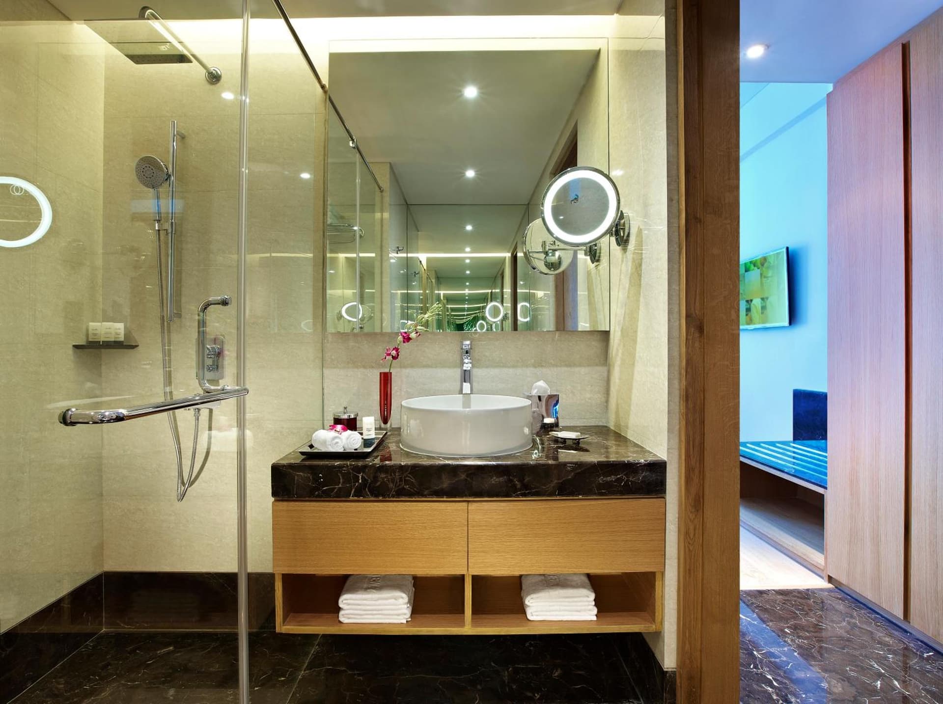 Suite Pool View Room