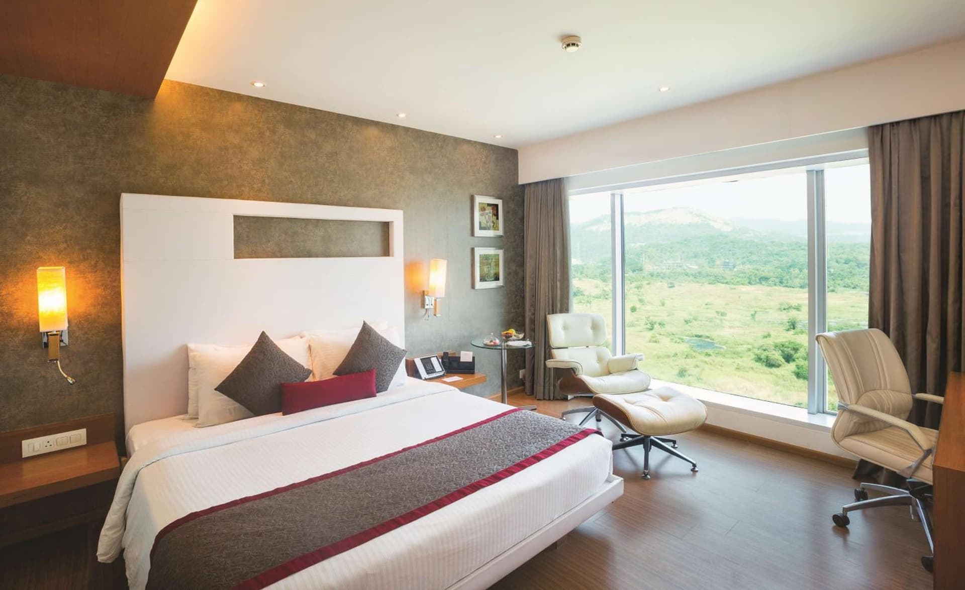 Superior Room with Bathtub &