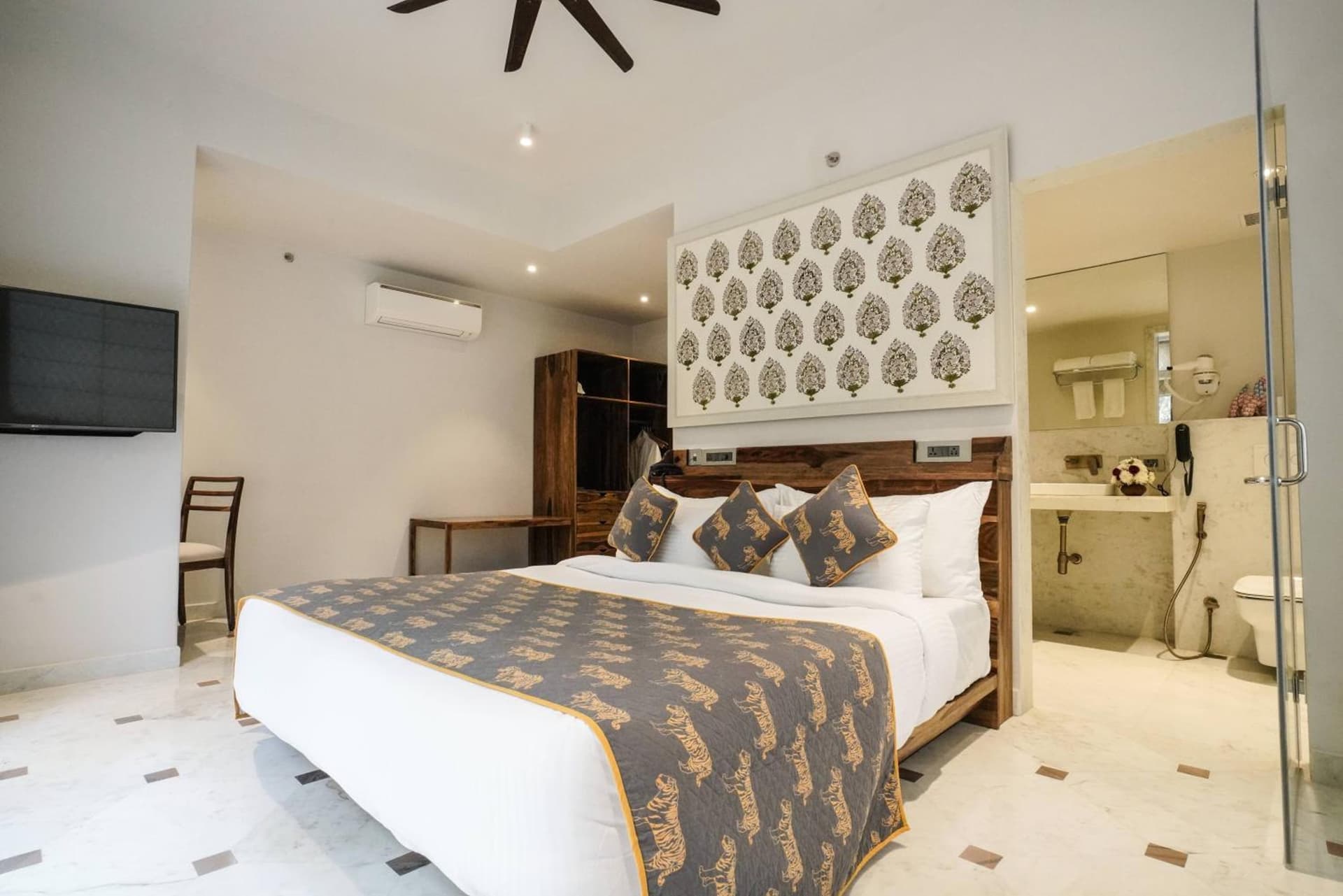 Suite Queen Room