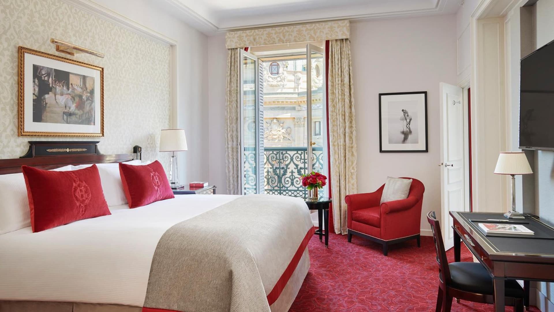Club Queen Room