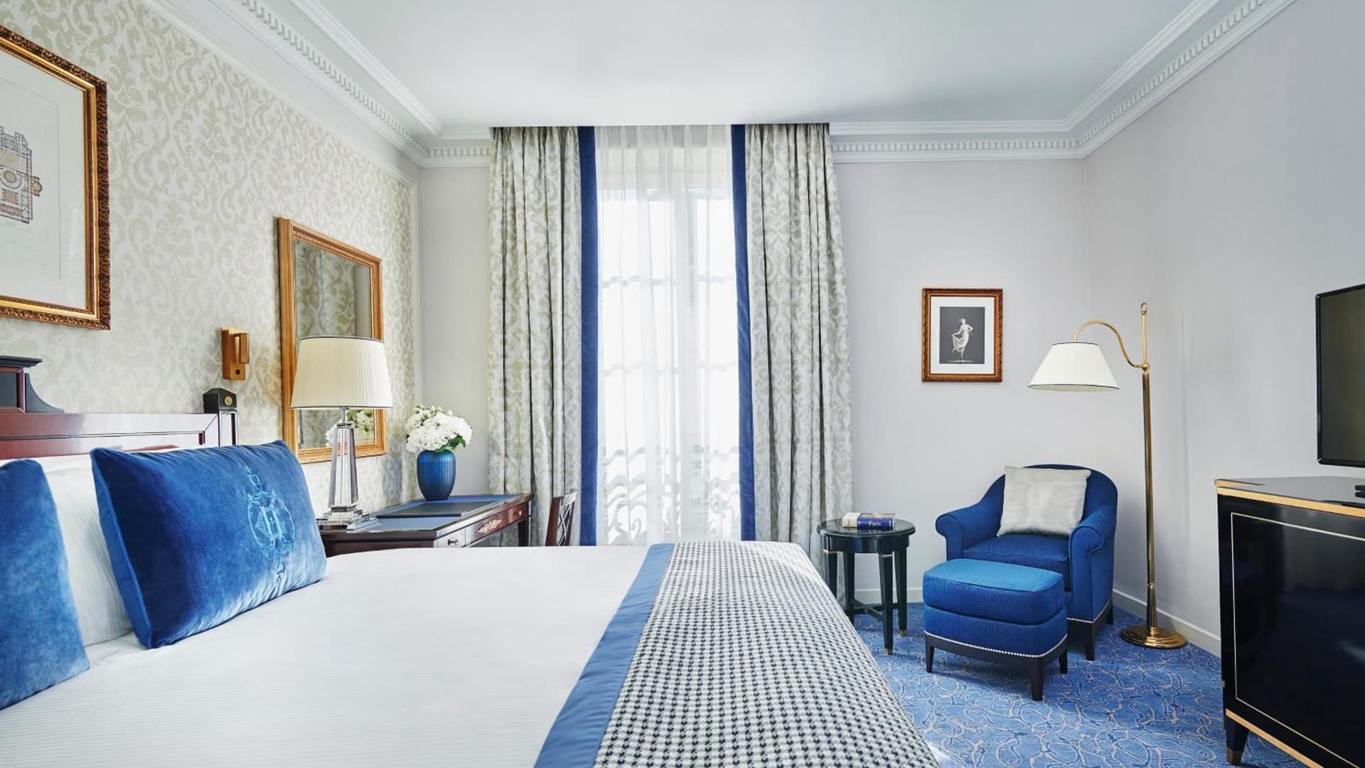 Classic Queen Balcony Room