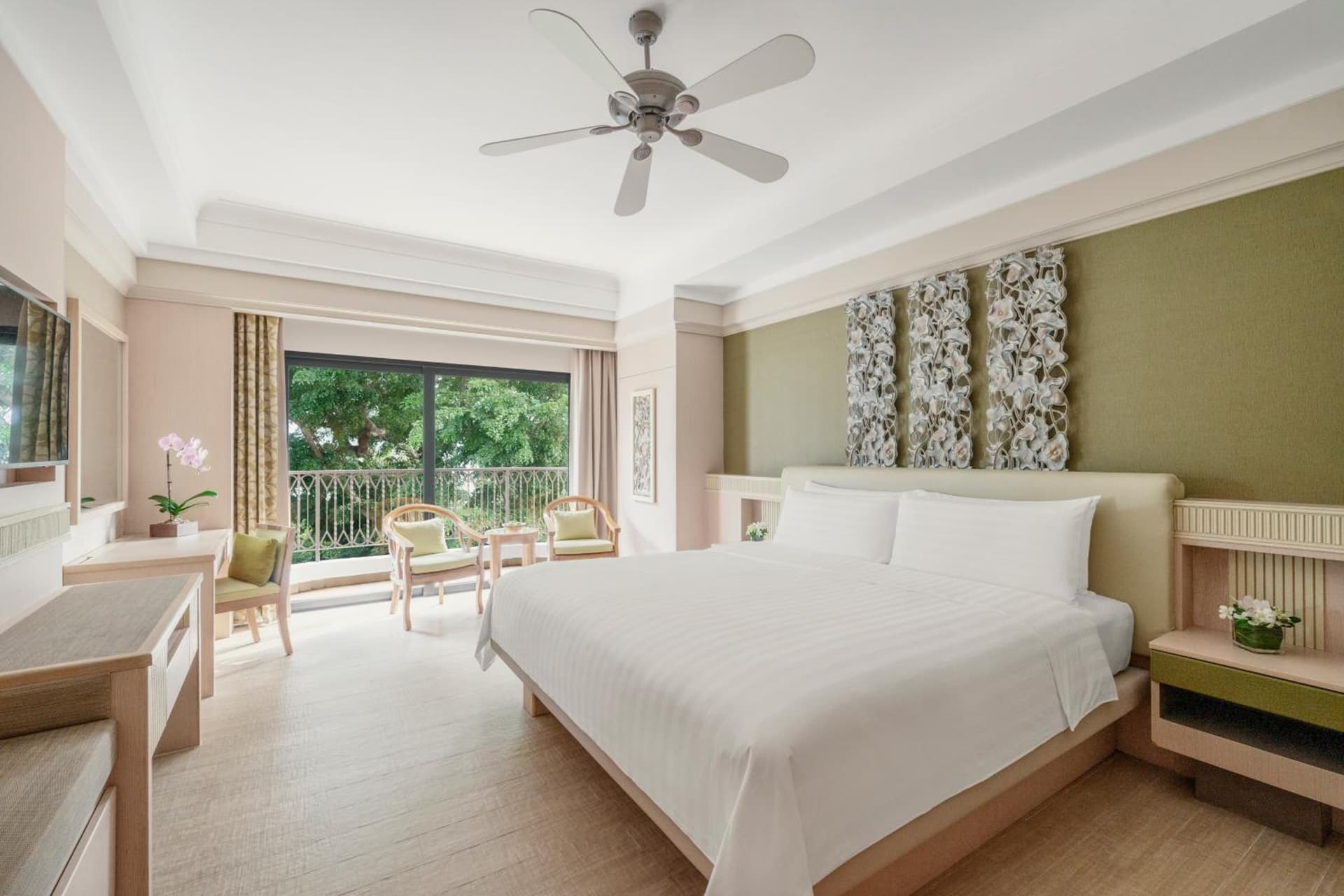 Superior King Room with Hill View