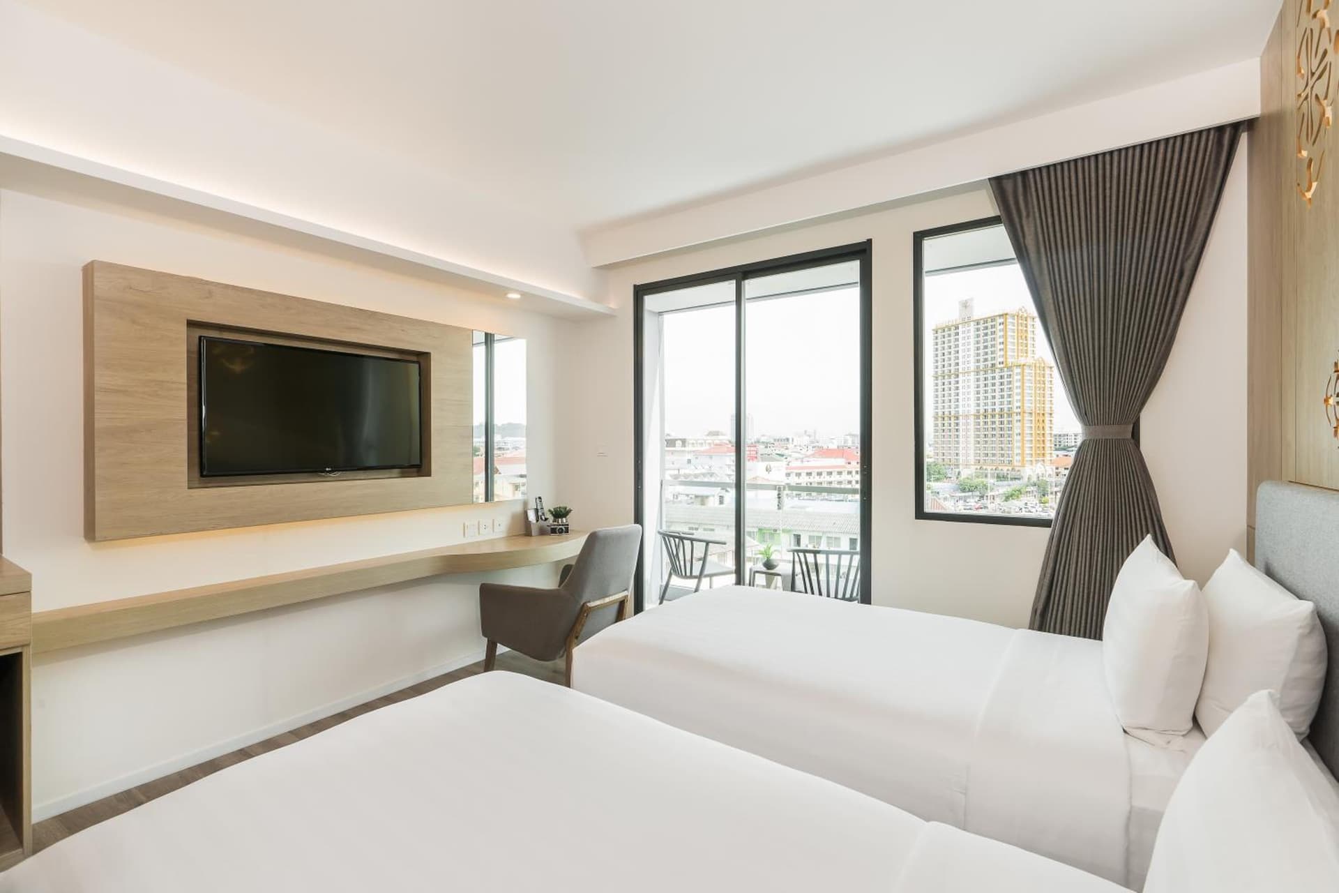 Deluxe Double or Twin Room with City View