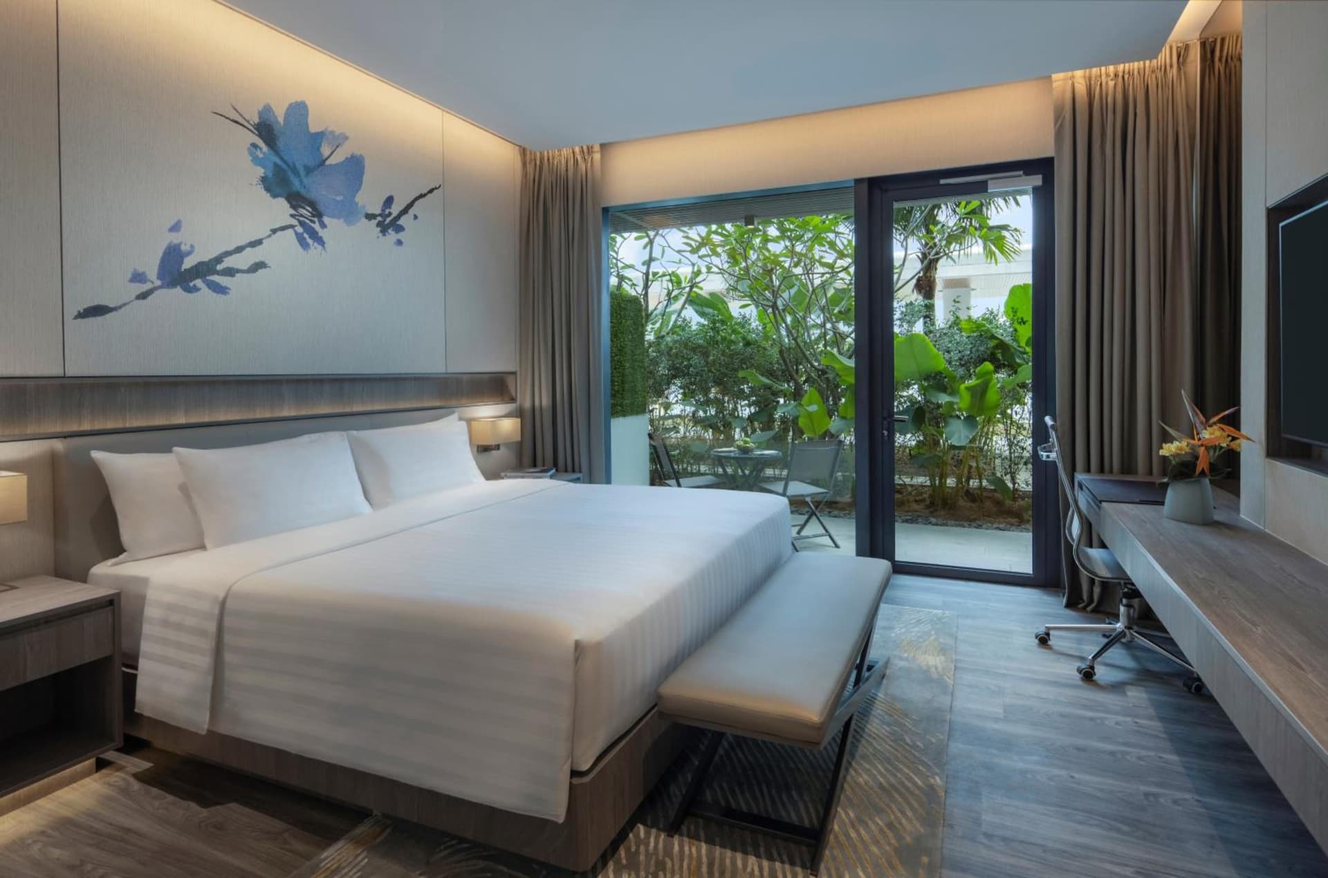 Deluxe King City View Room
