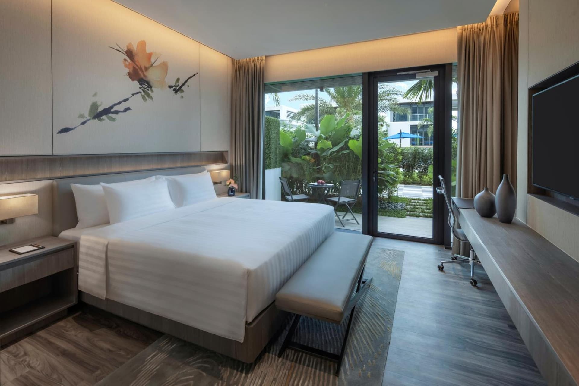 Deluxe King Pool View Room