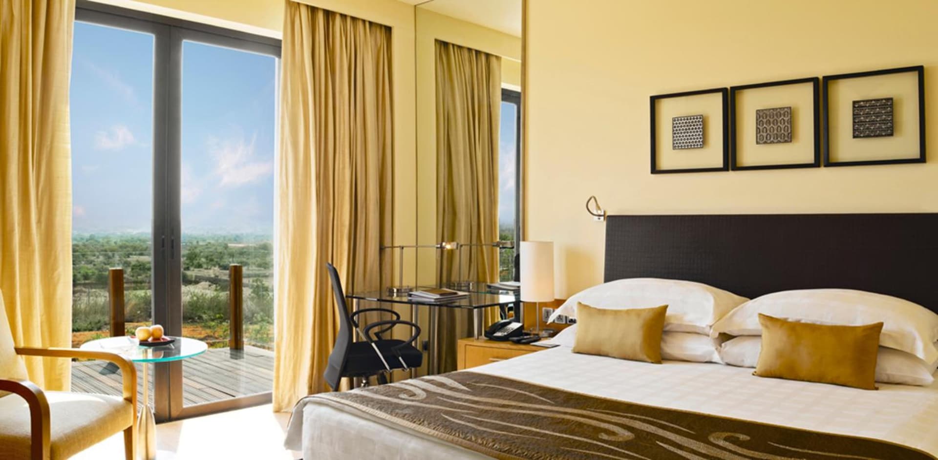 Deluxe King Balcony Room