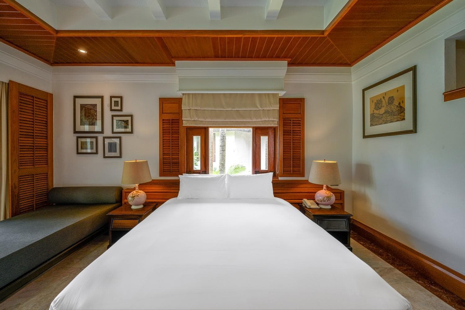Hillside with Terrace Bathtub