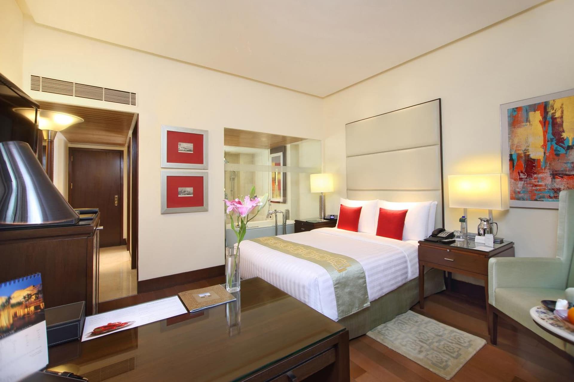 Suite Queen Room