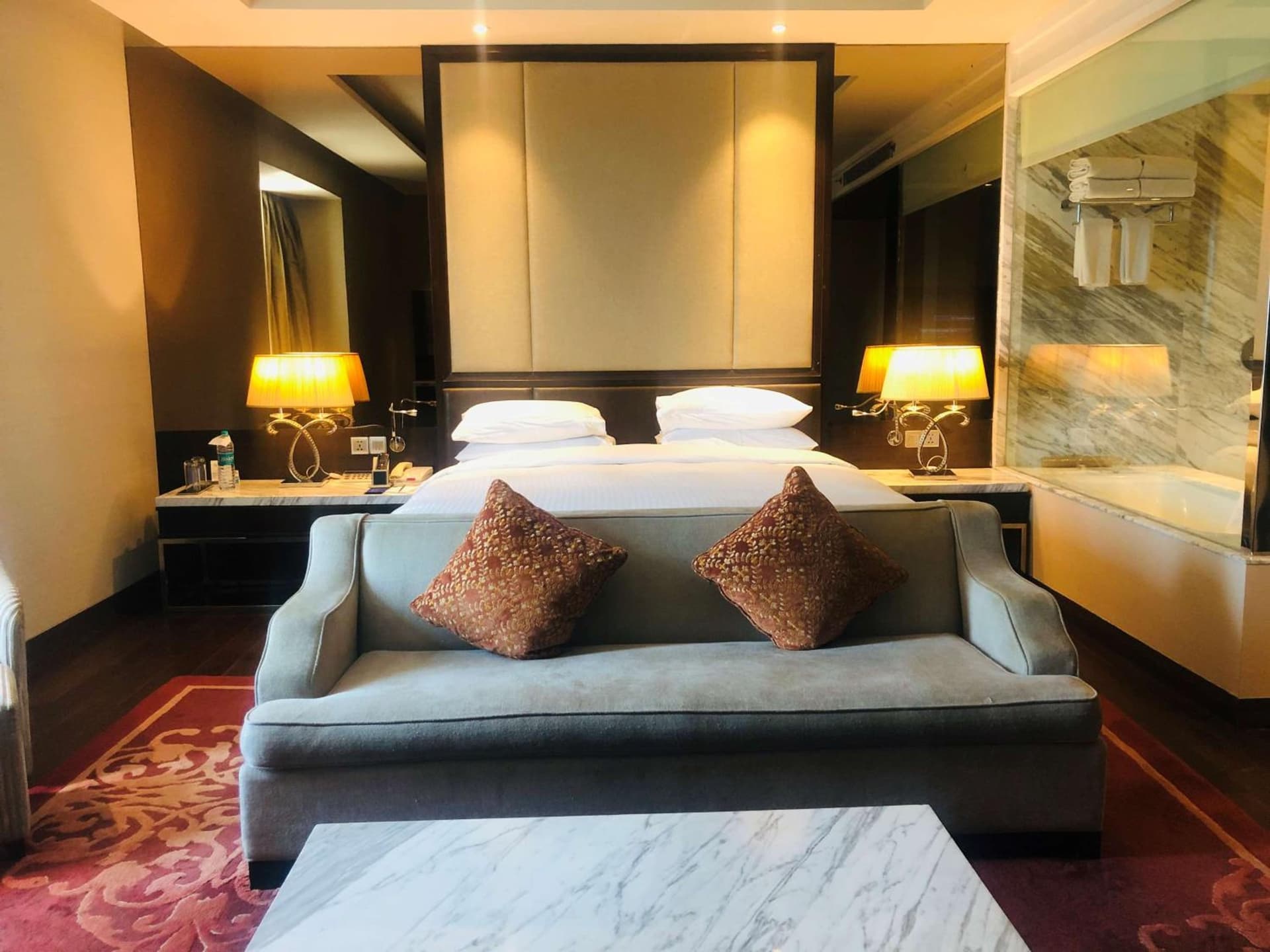Business Double Or Twin Room with Bathtub Non Smoking Room with 02 Beer Or 02 Pegs(Imfl) Or 02 Mocktails And 02 Pcs Laundry