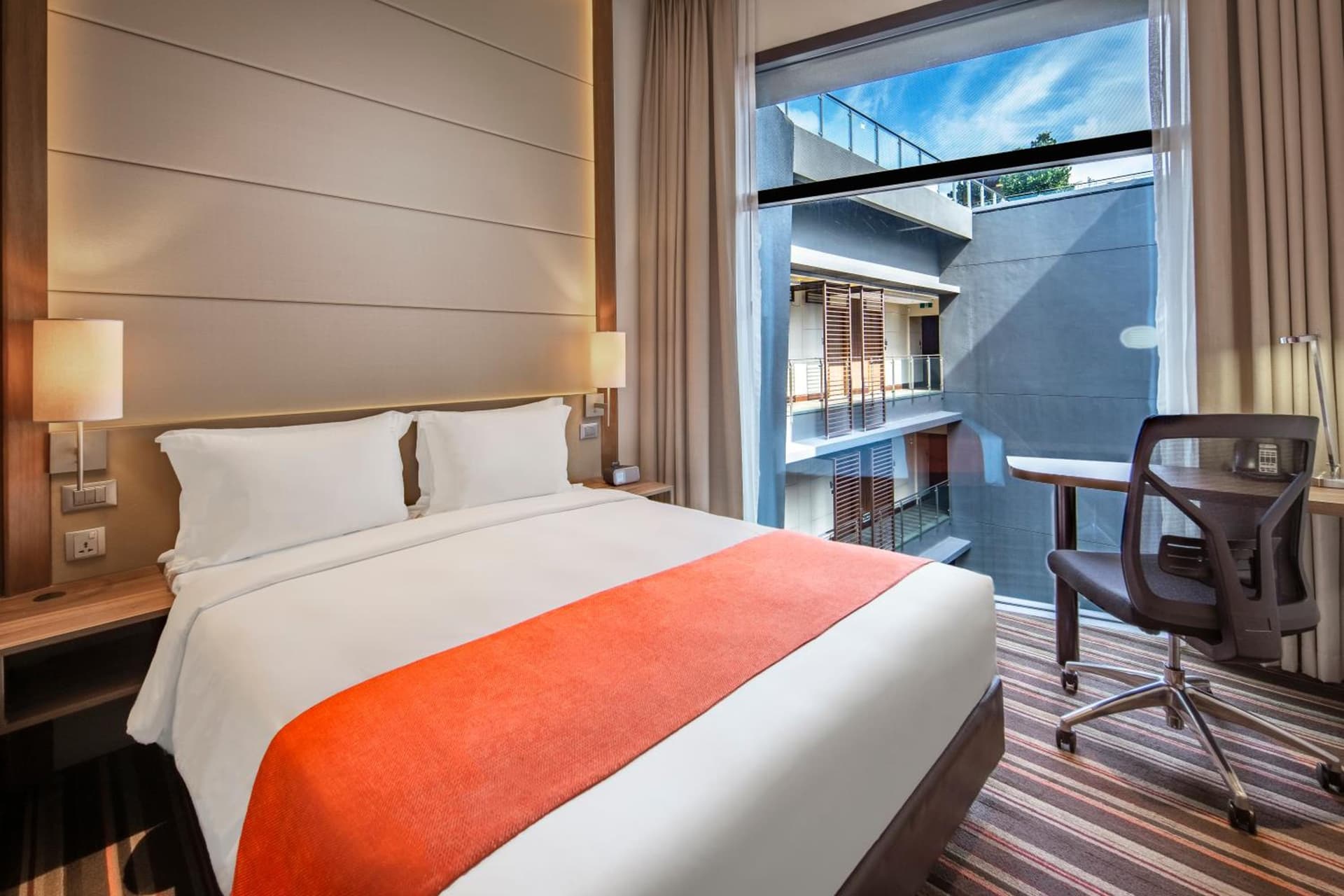 Standard Queen Courtyard View Room