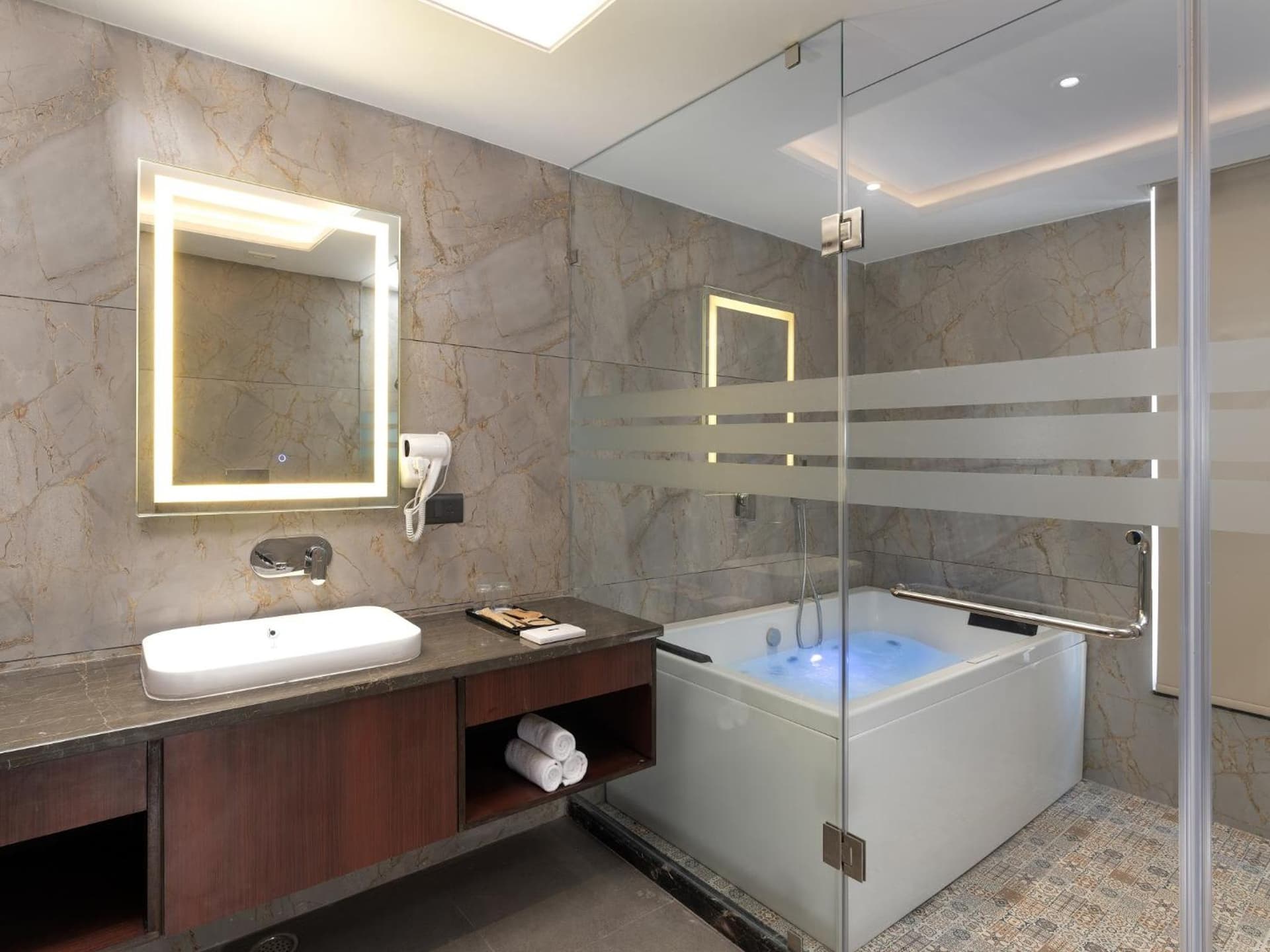Suite Queen Room