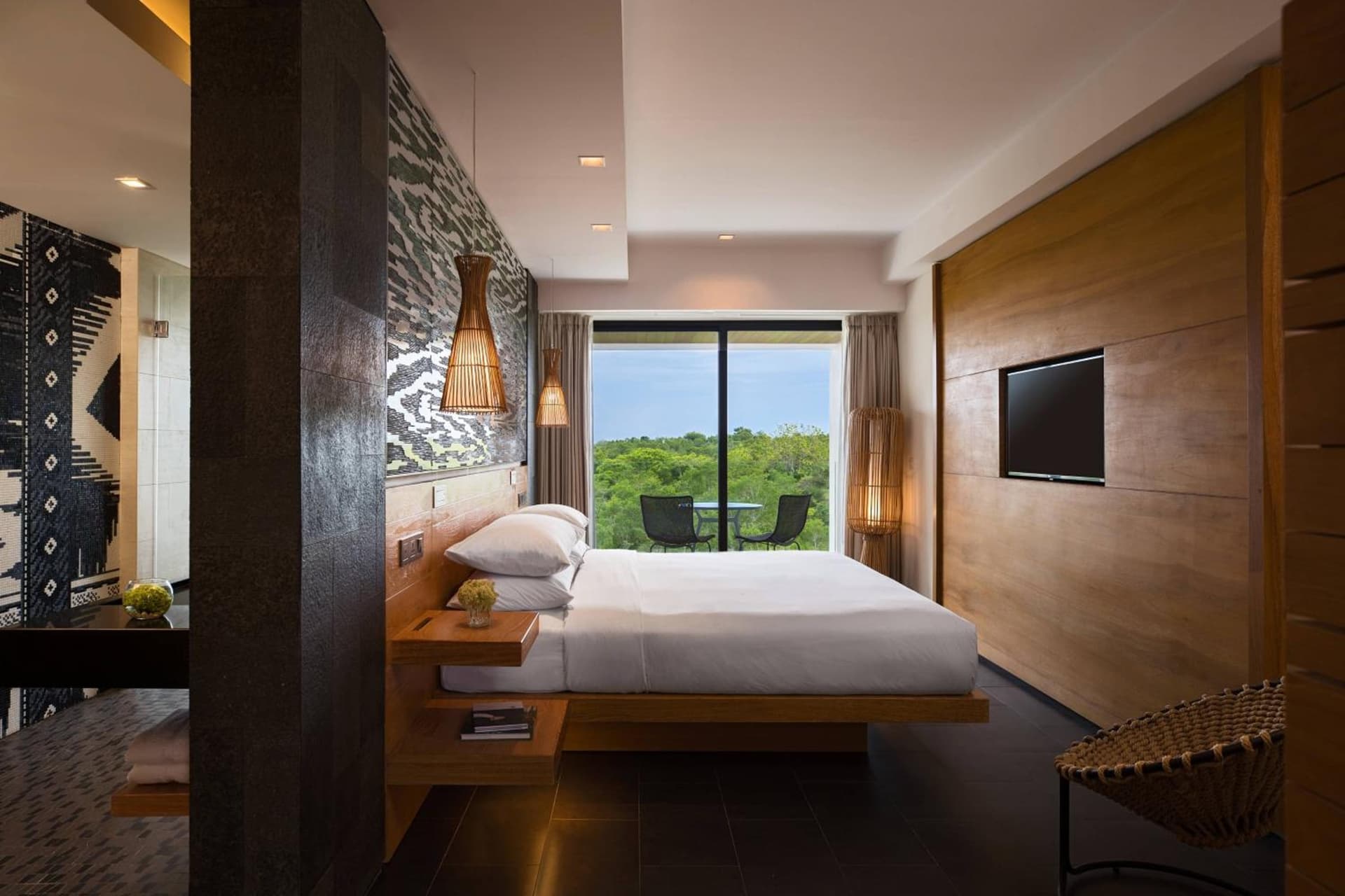 Deluxe King, Guest room, 1 King, Garden view, Balcony