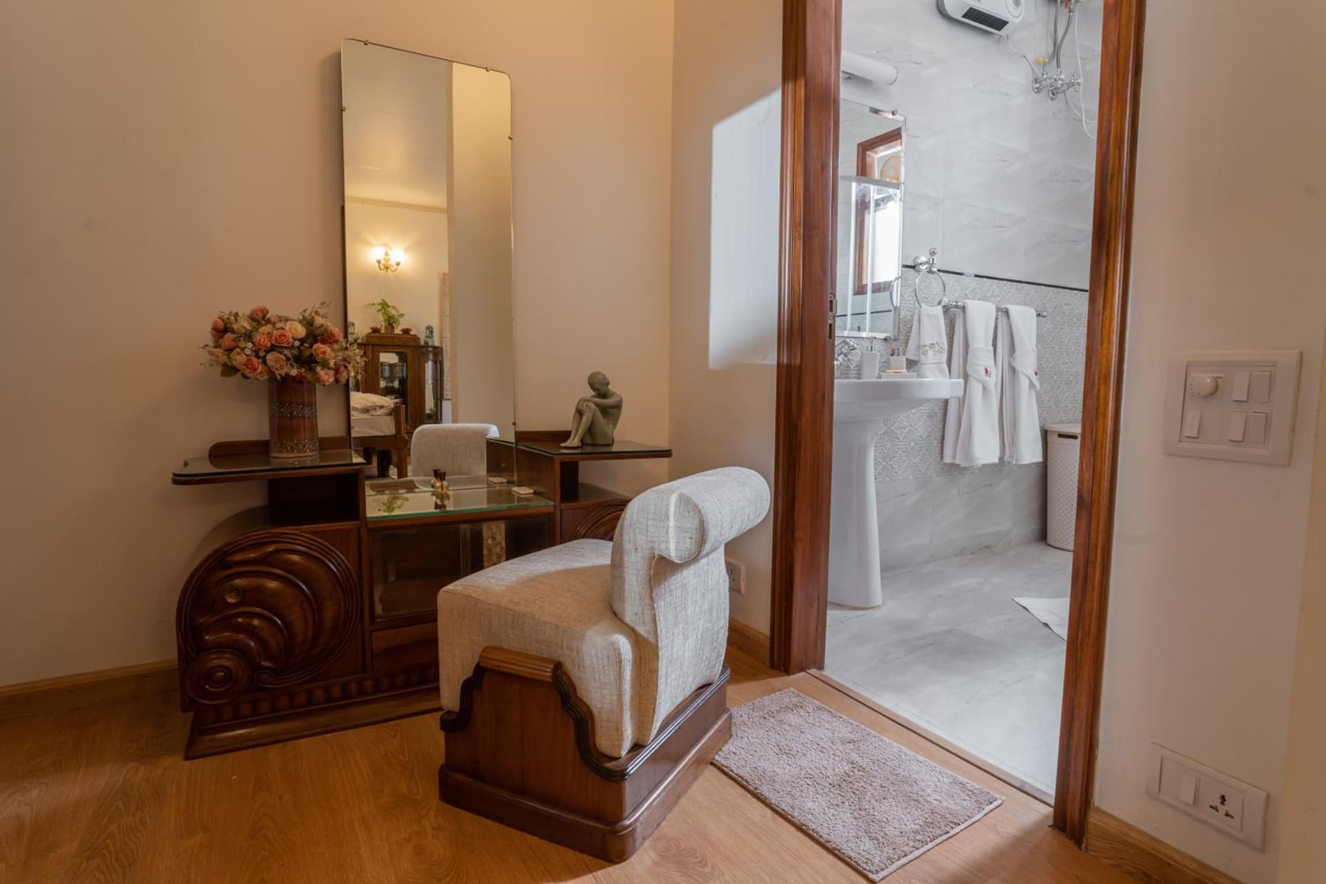 Deluxe Queen Balcony Room