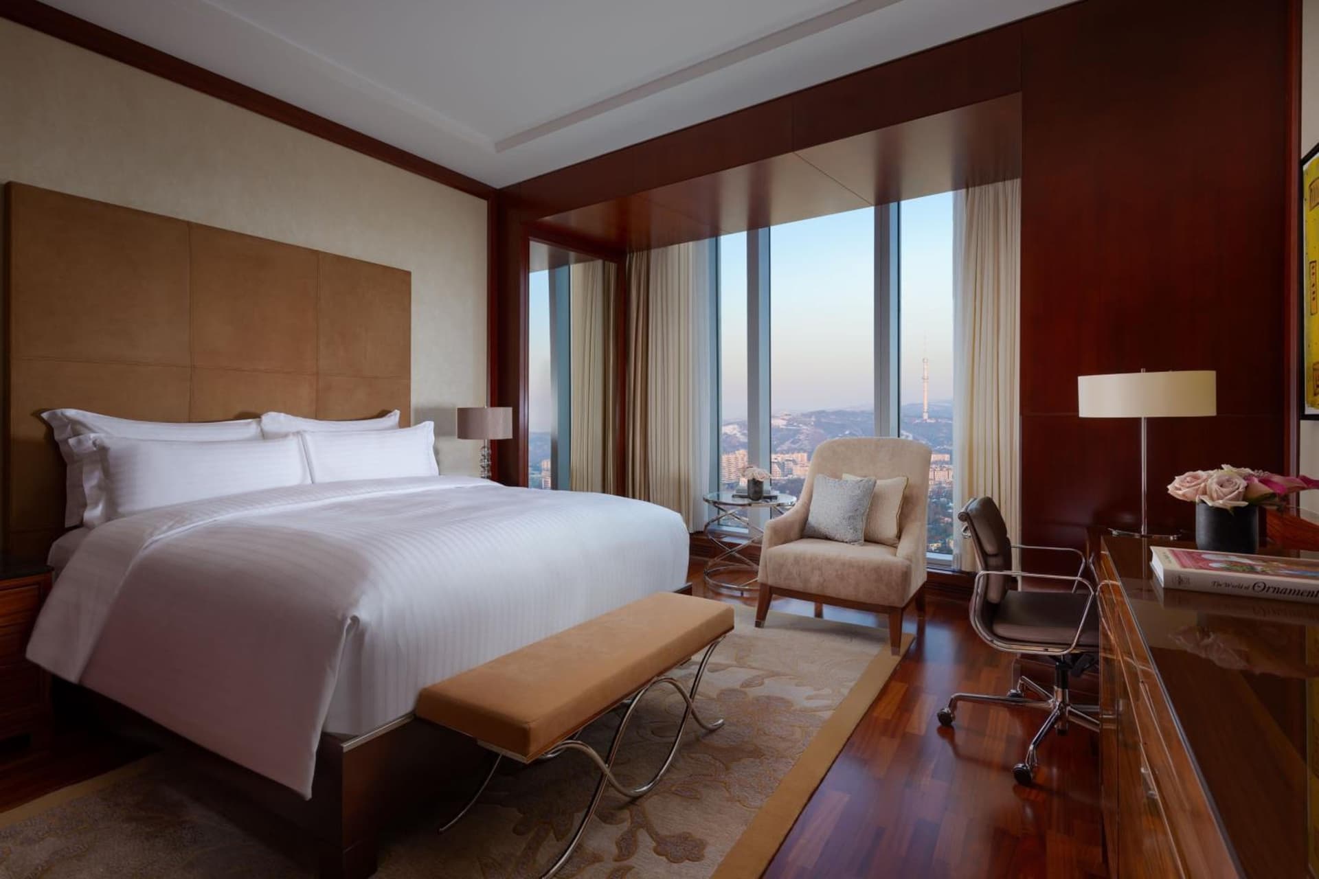 Deluxe Room, Guest Room, One King, City View