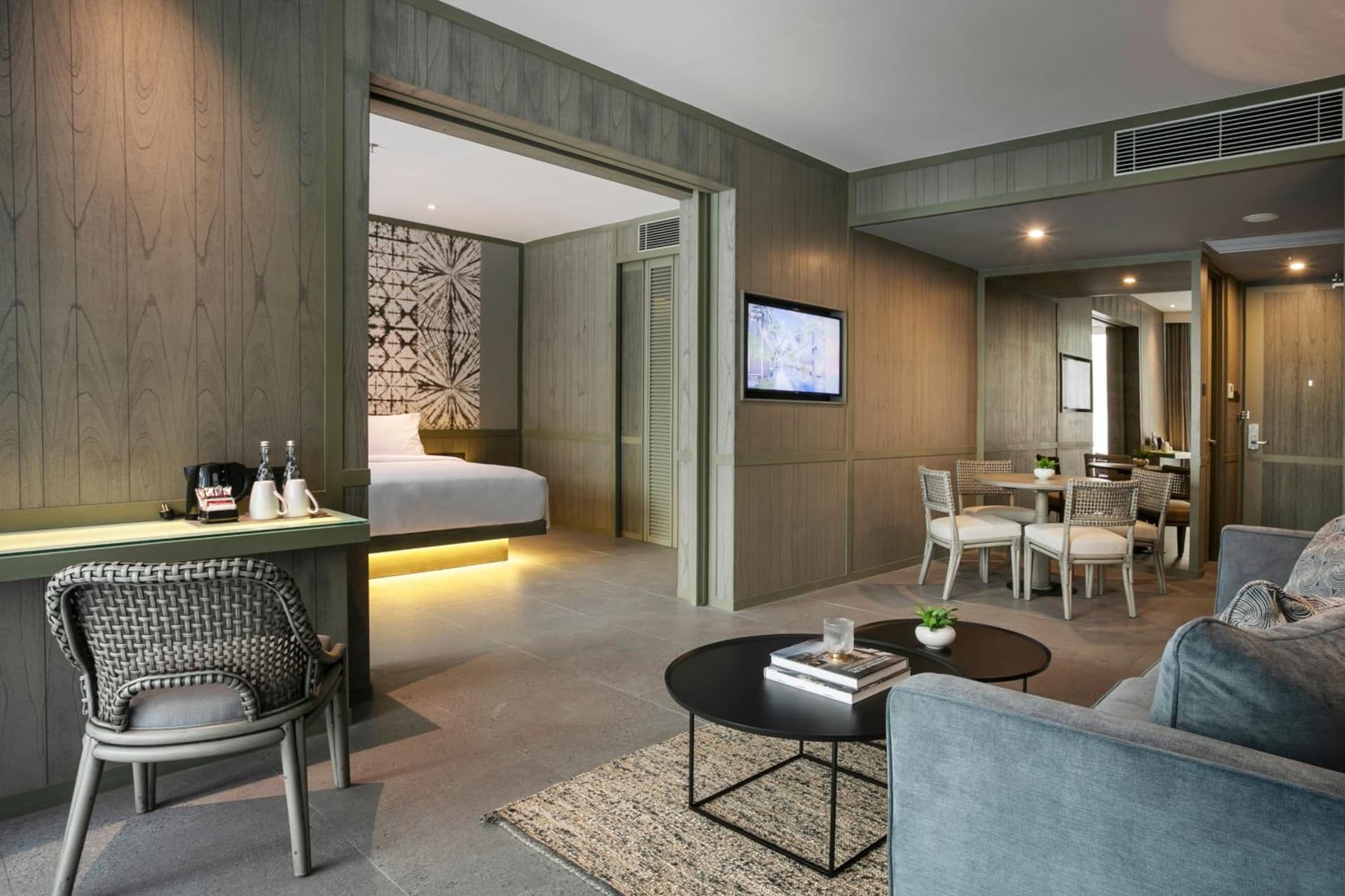 Suite with Bathtub