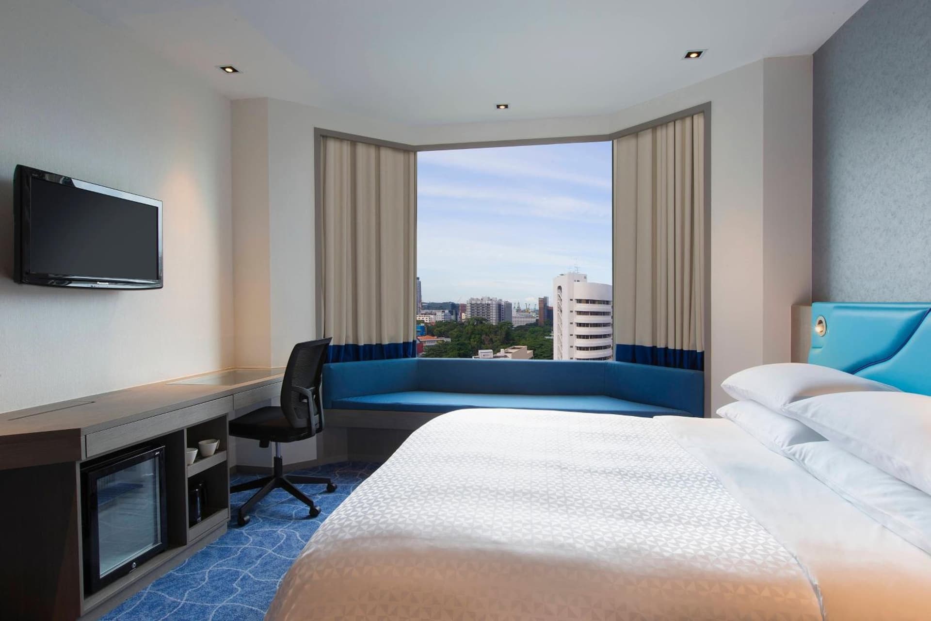 Deluxe Room, 1 King, City View