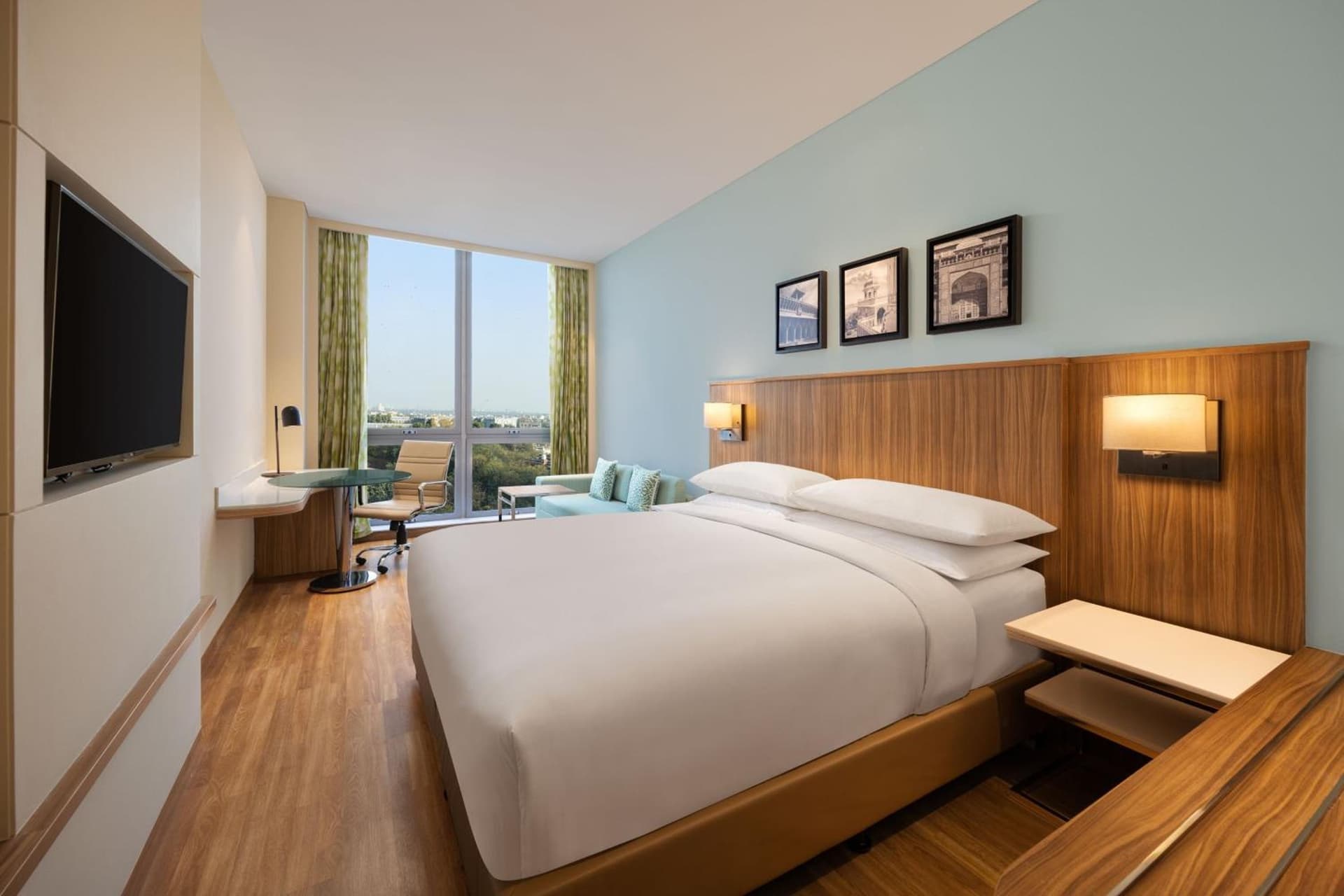Deluxe King Room with City View