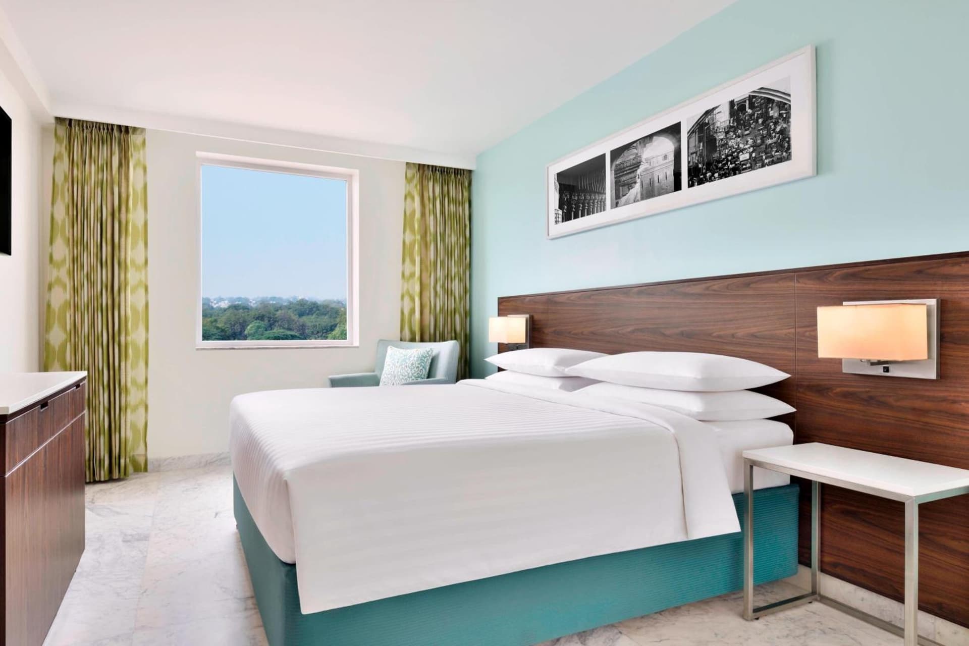 Deluxe Queen City View Room