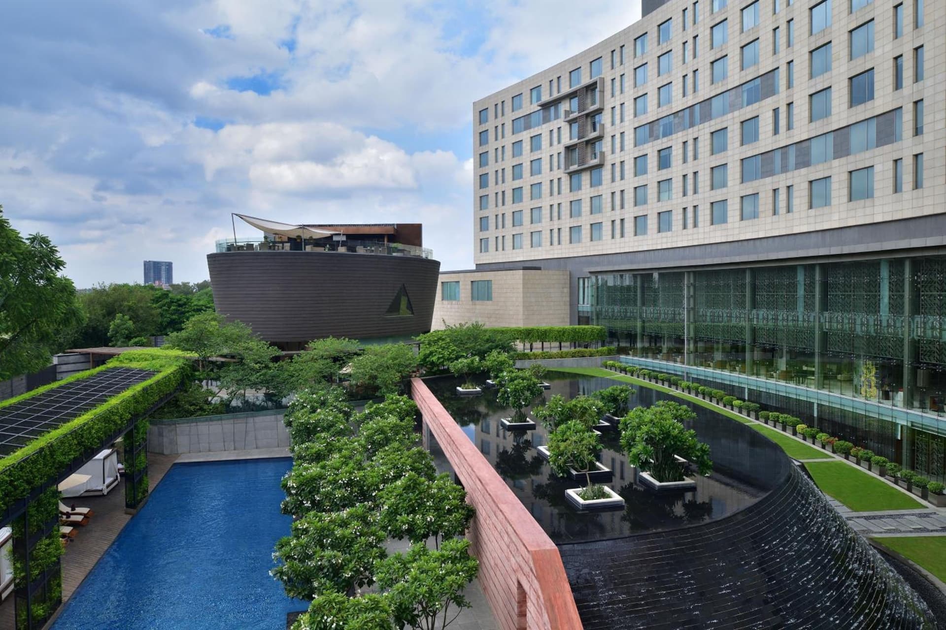 Premier King Or Twin Pool View Room