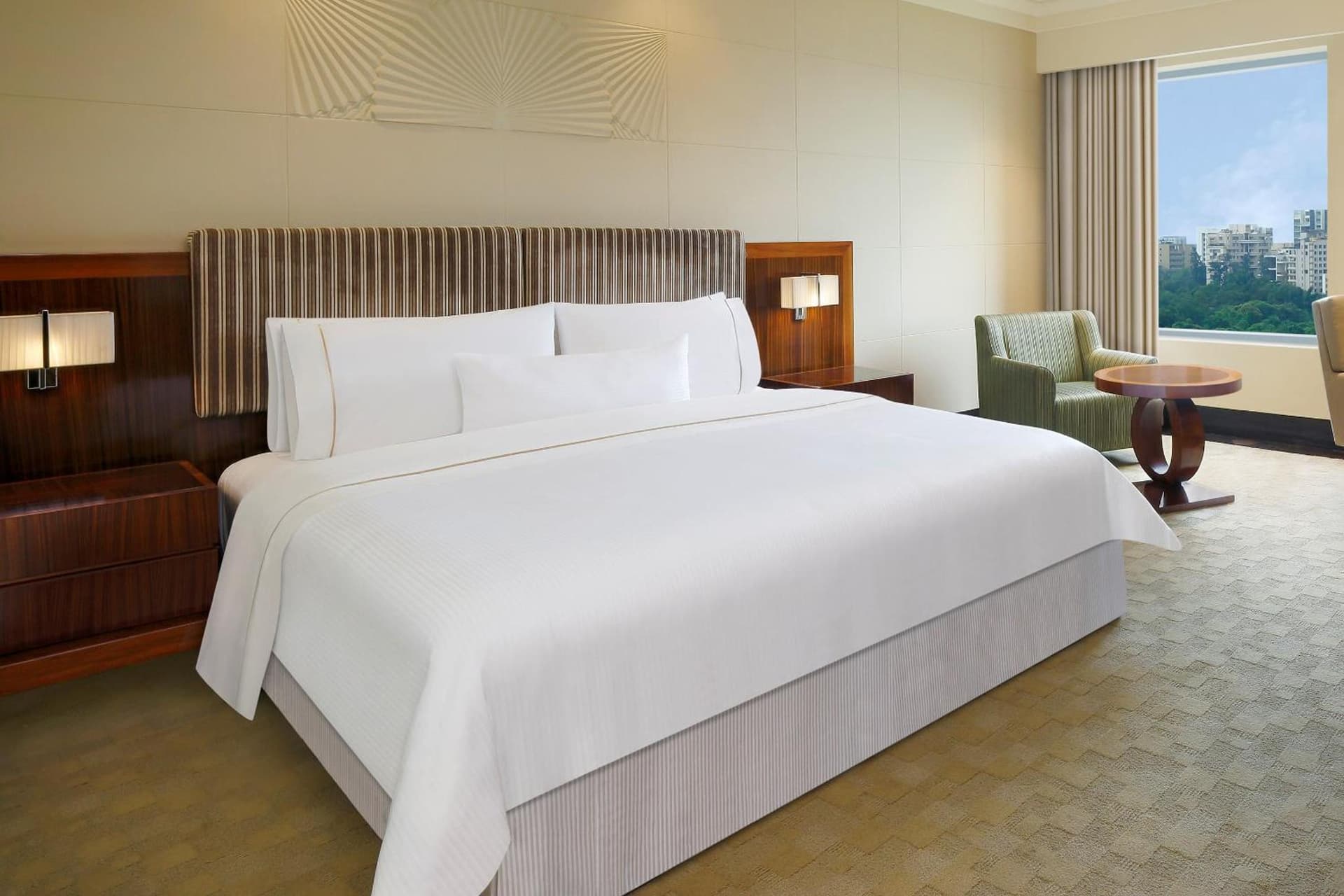 Deluxe King Room with City View