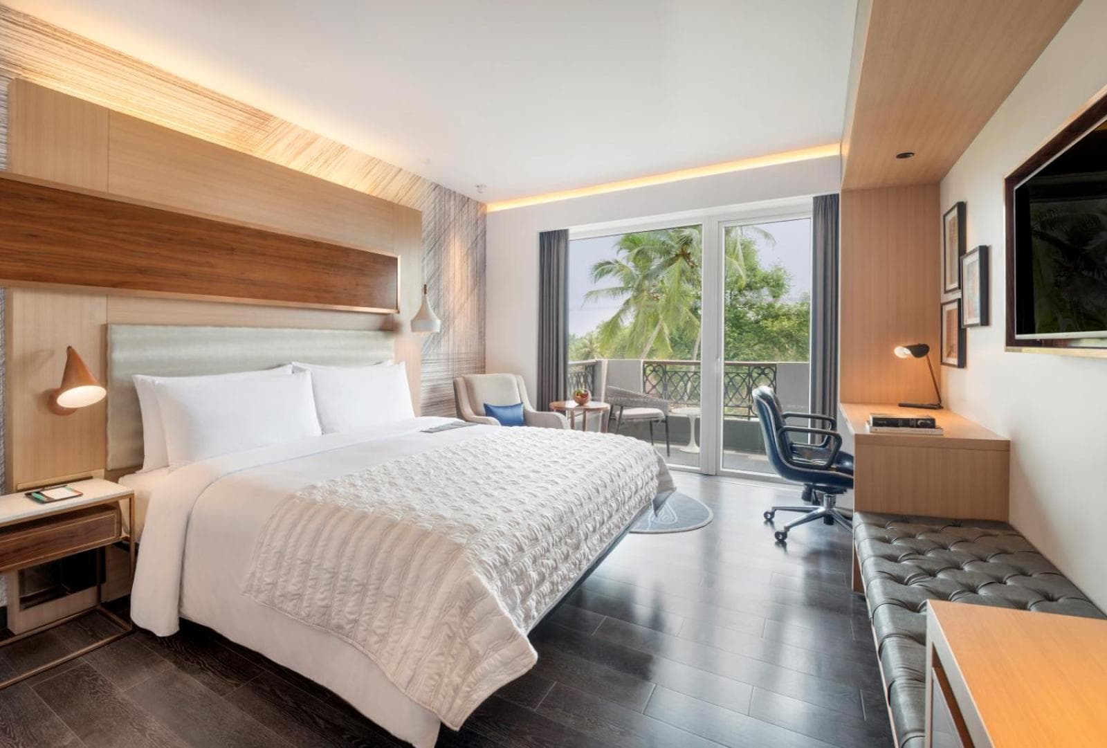 Classic Room with Balcony with King bed