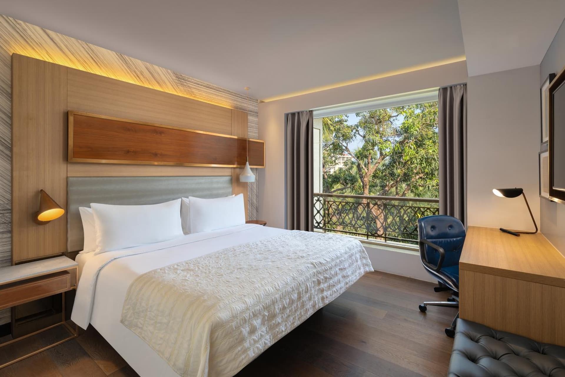 Classic Room with King Bed