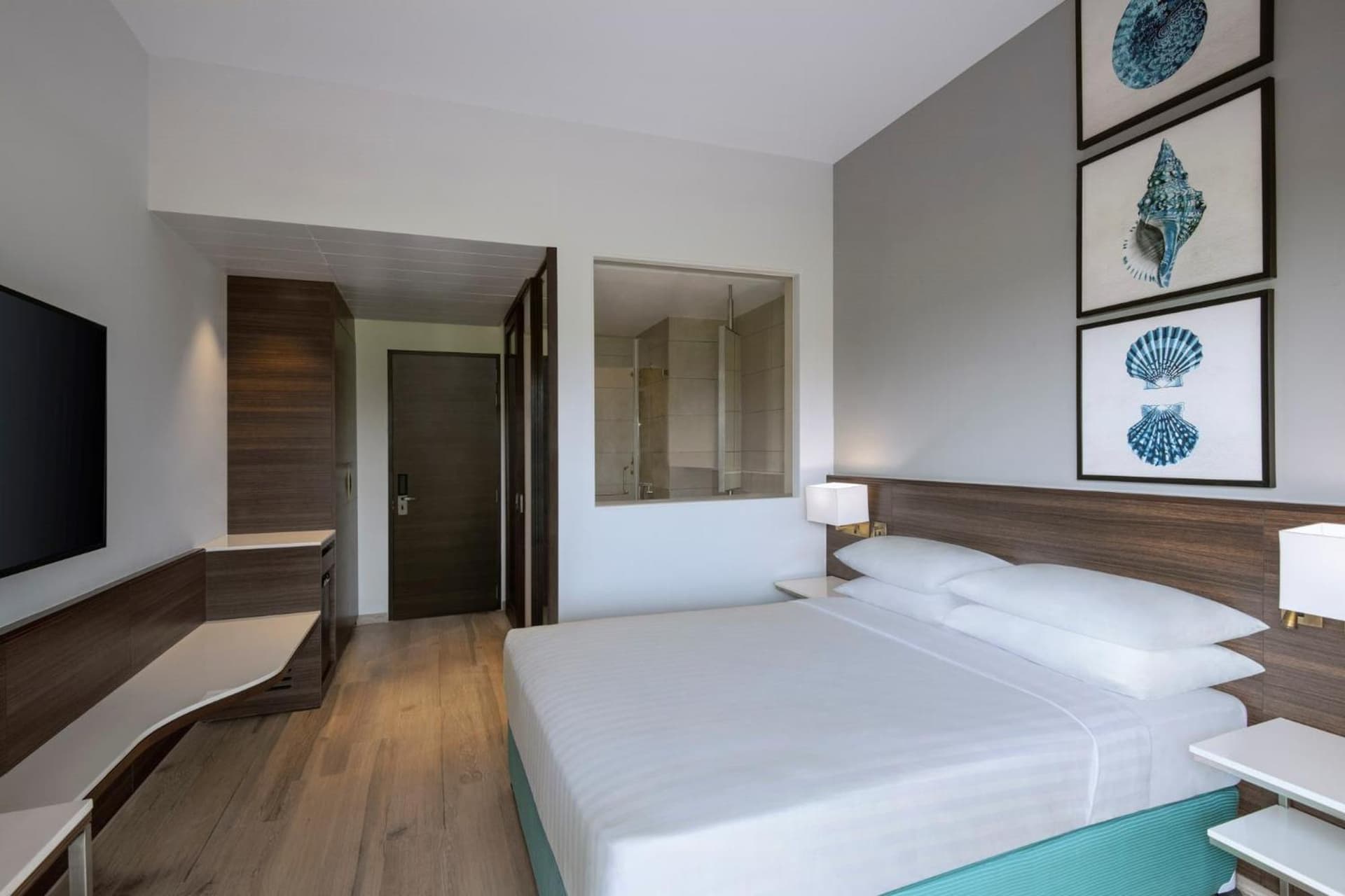 Deluxe Queen Room with Patio and Garden View