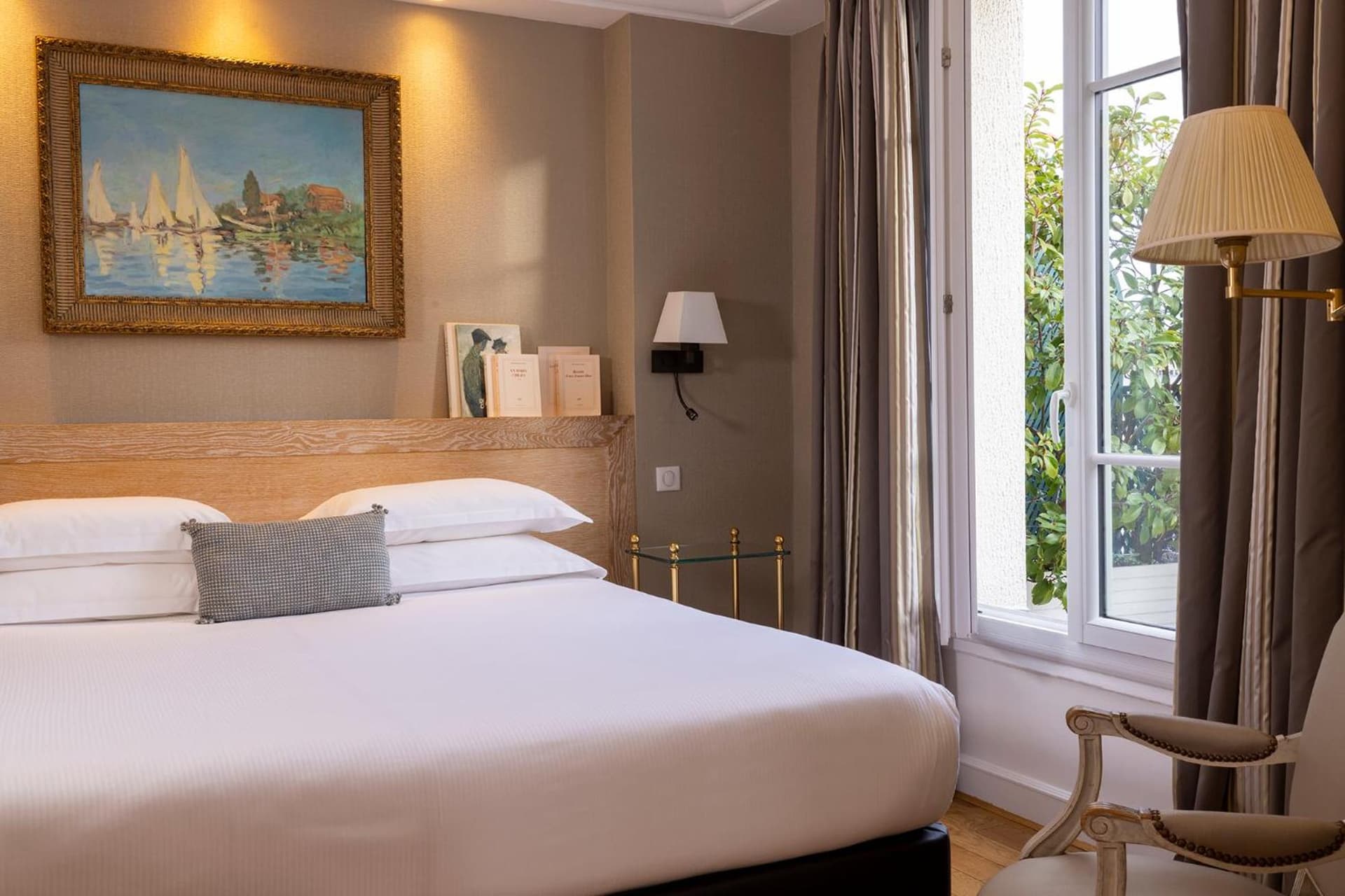 Suite Queen Room