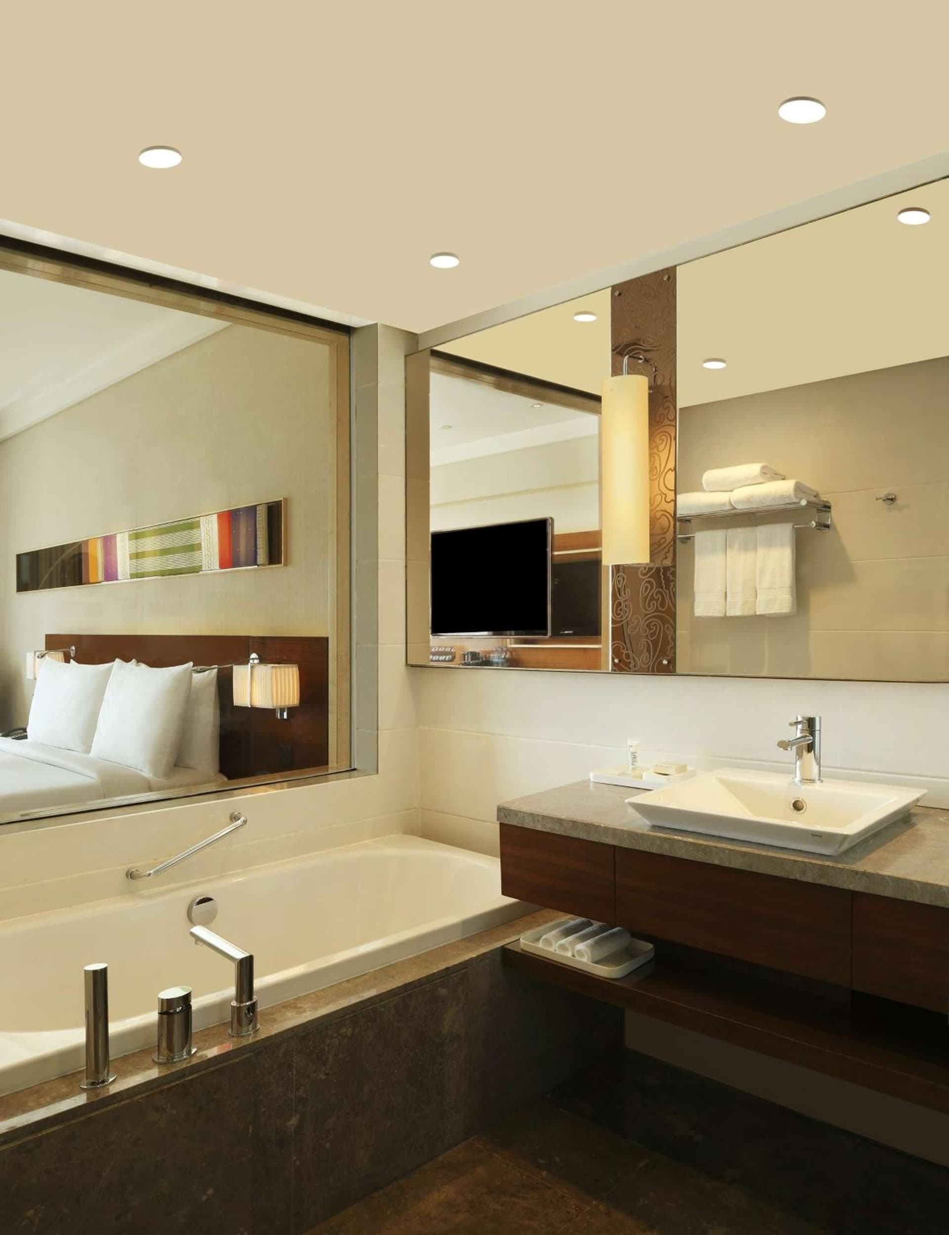 Deluxe King City View High Floor Room