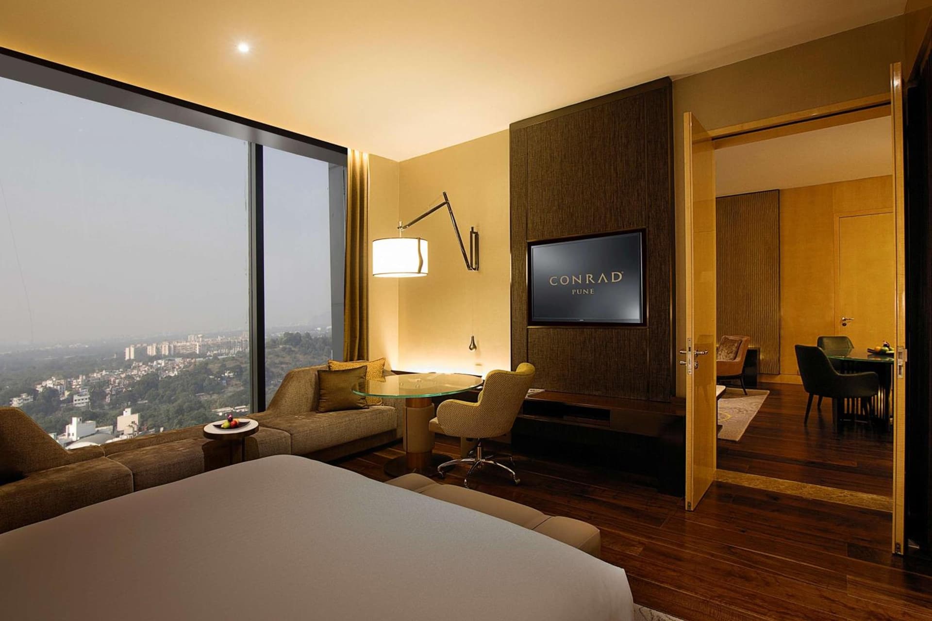Deluxe Suite Executive Lounge Access 82 sqm/Bfst Drinks Snacks In Lounge/Soaktub Espresso Machine/Dining Table/Bar/Rainshower