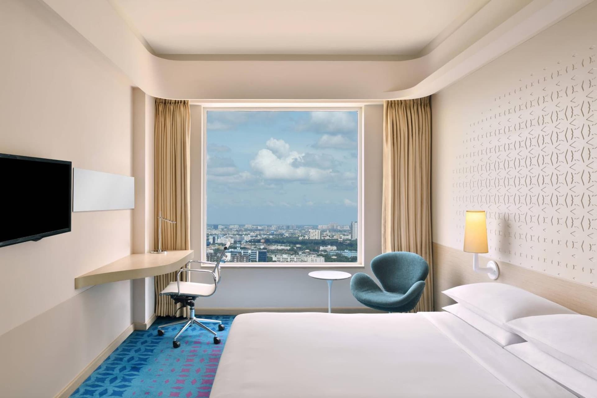 Deluxe Queen City View Room