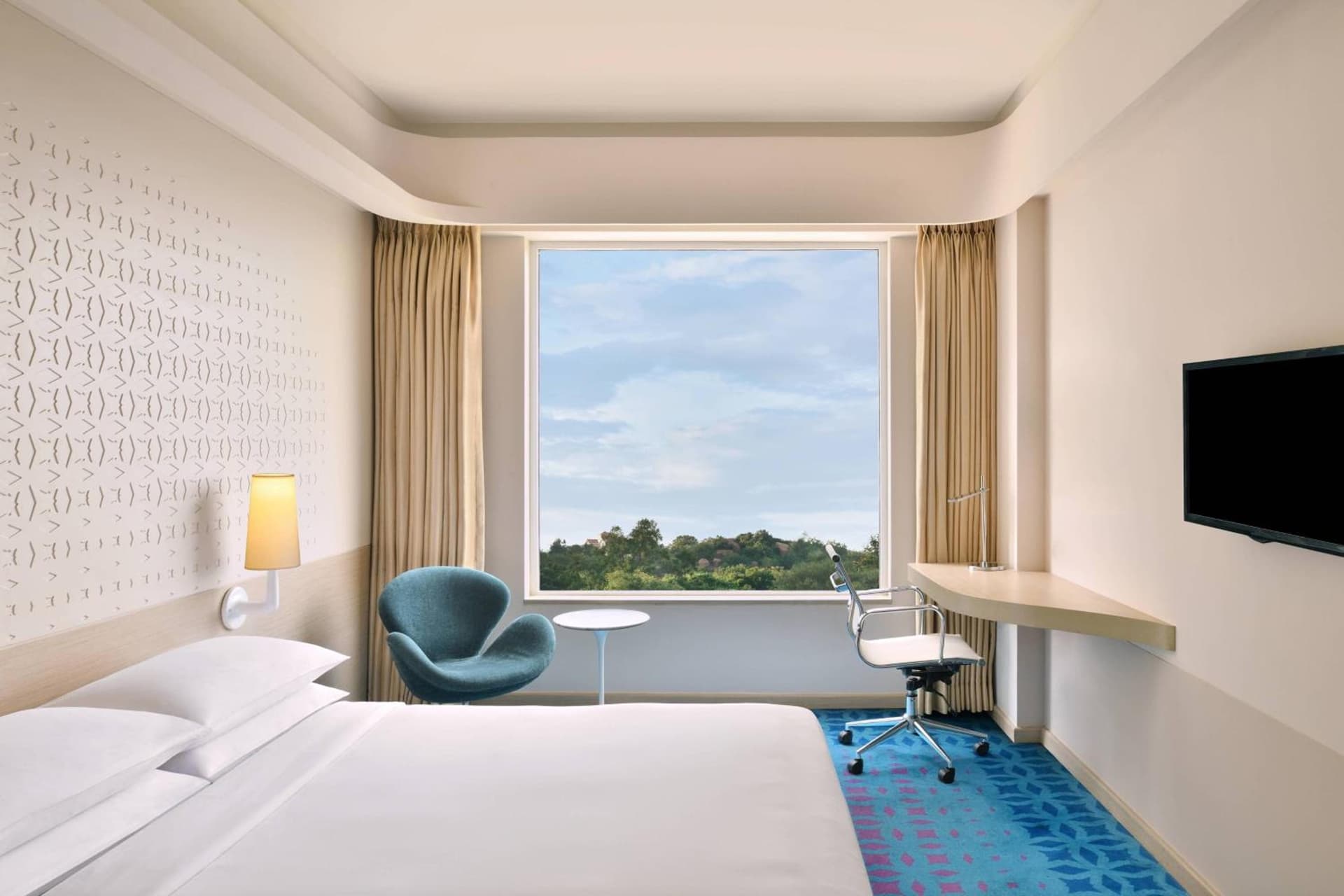 Superior Queen Room with City View