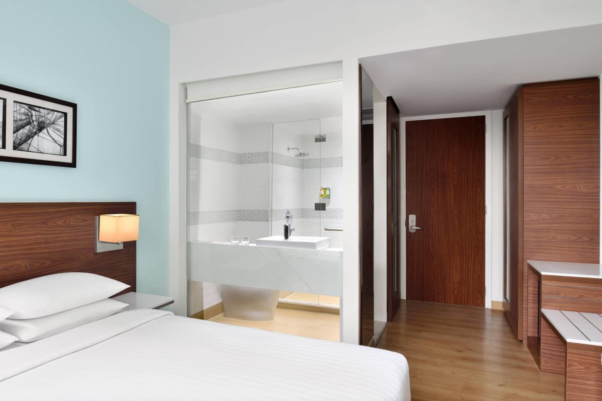 1 Queen Bed, Guest Room