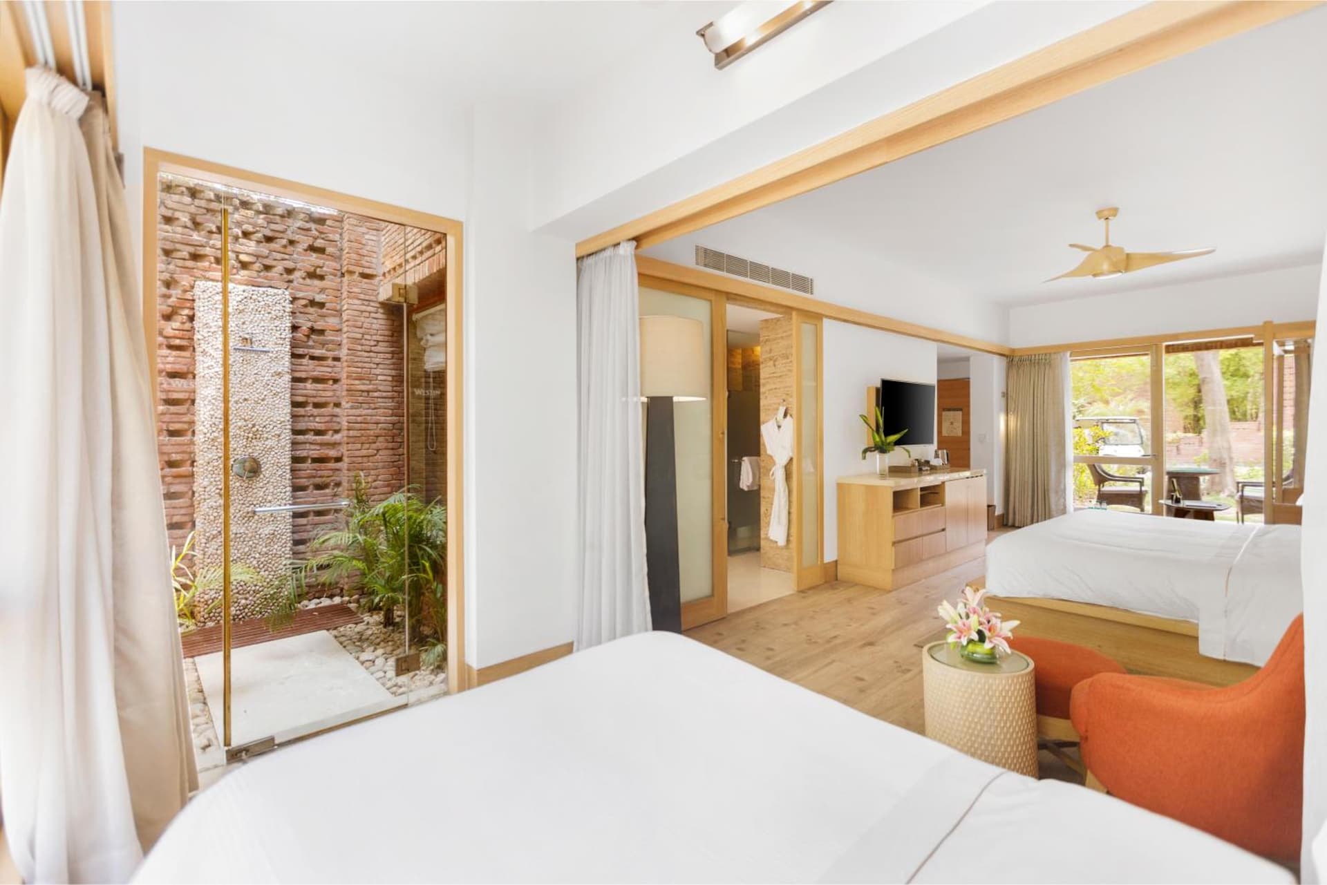 Family King Or Twin Balcony Room