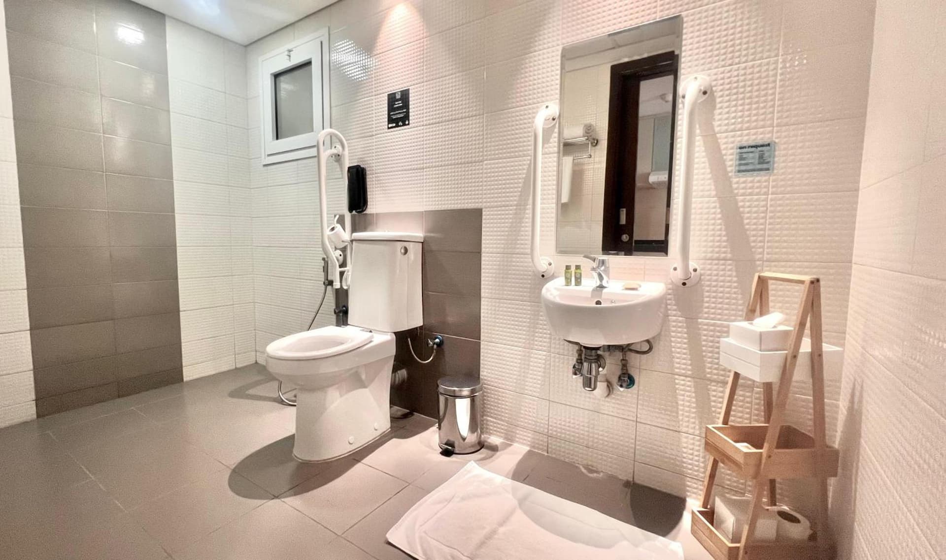 Deluxe King Accessible Room