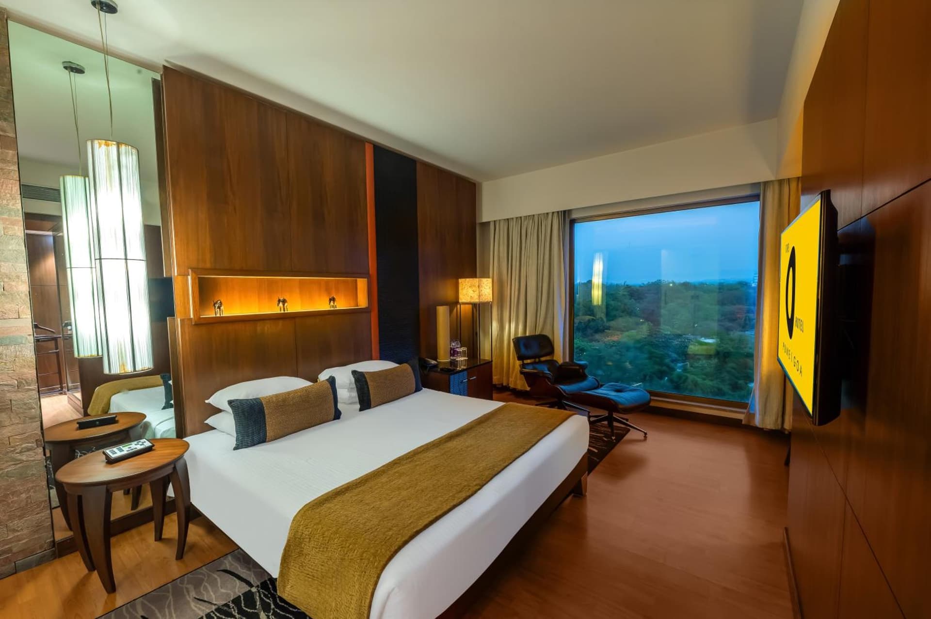 Suite with Bathtub