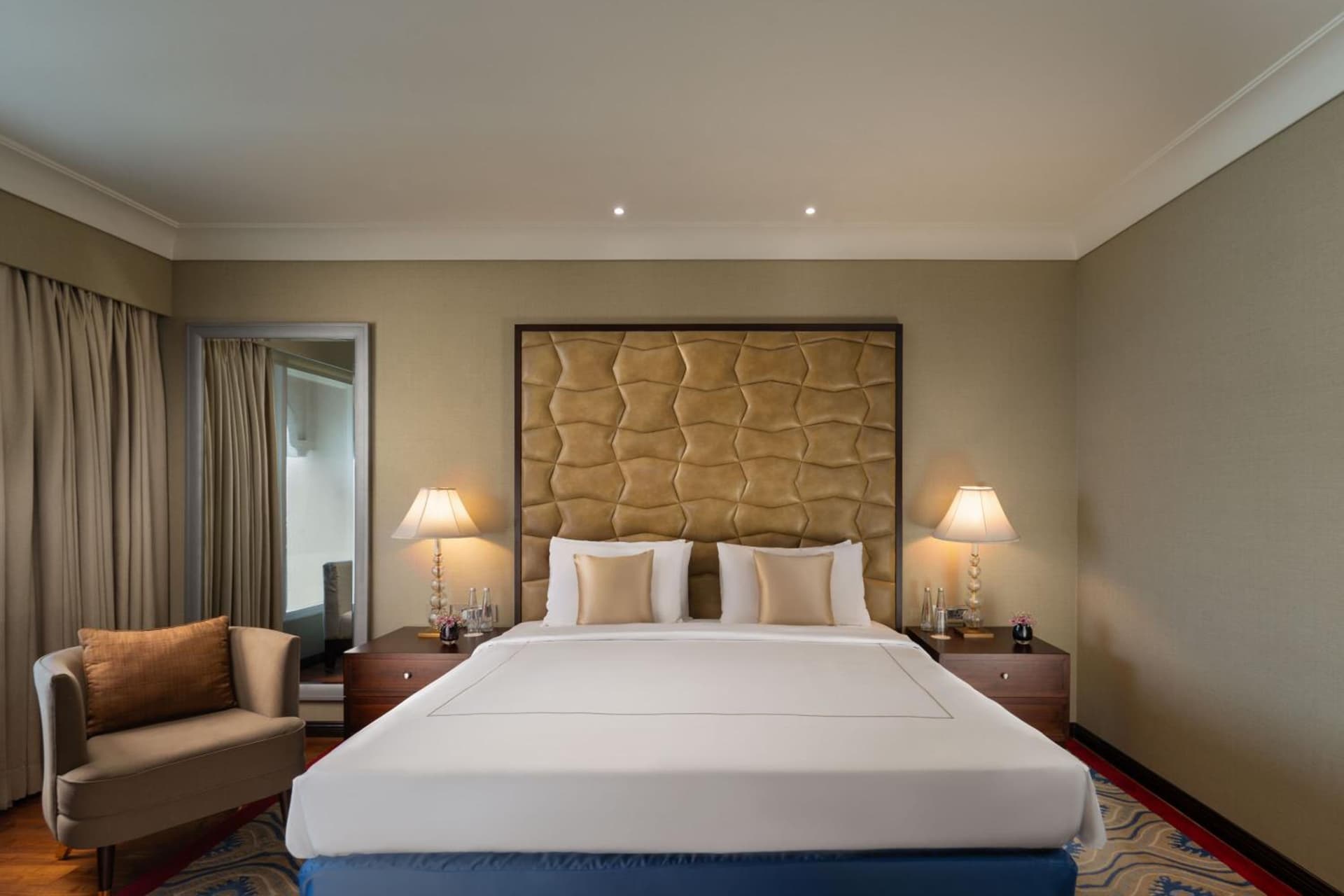Luxury Room City View King Bed At 35 Sq. Mt.