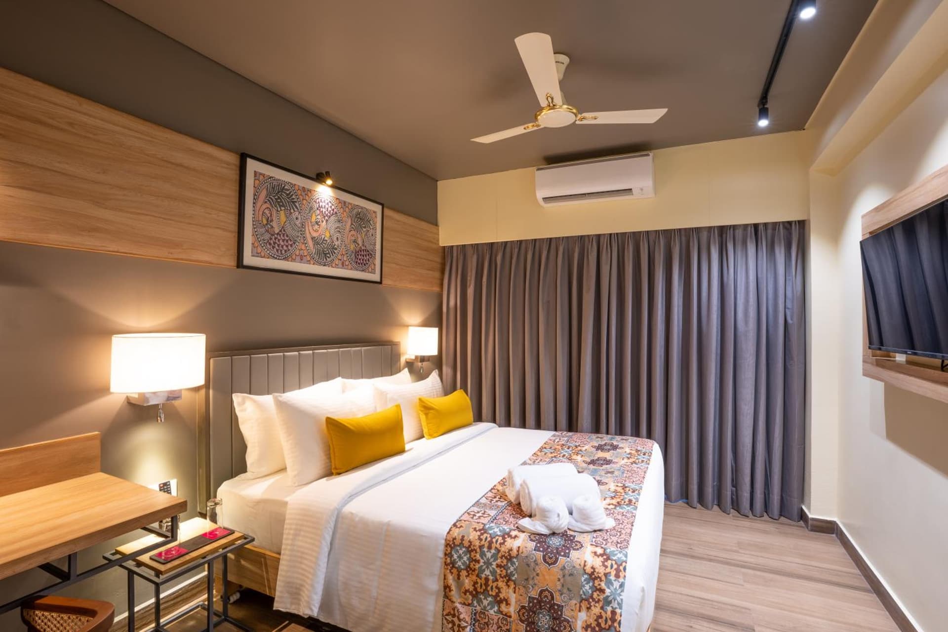 Deluxe Double with Balcony Partial Sea View