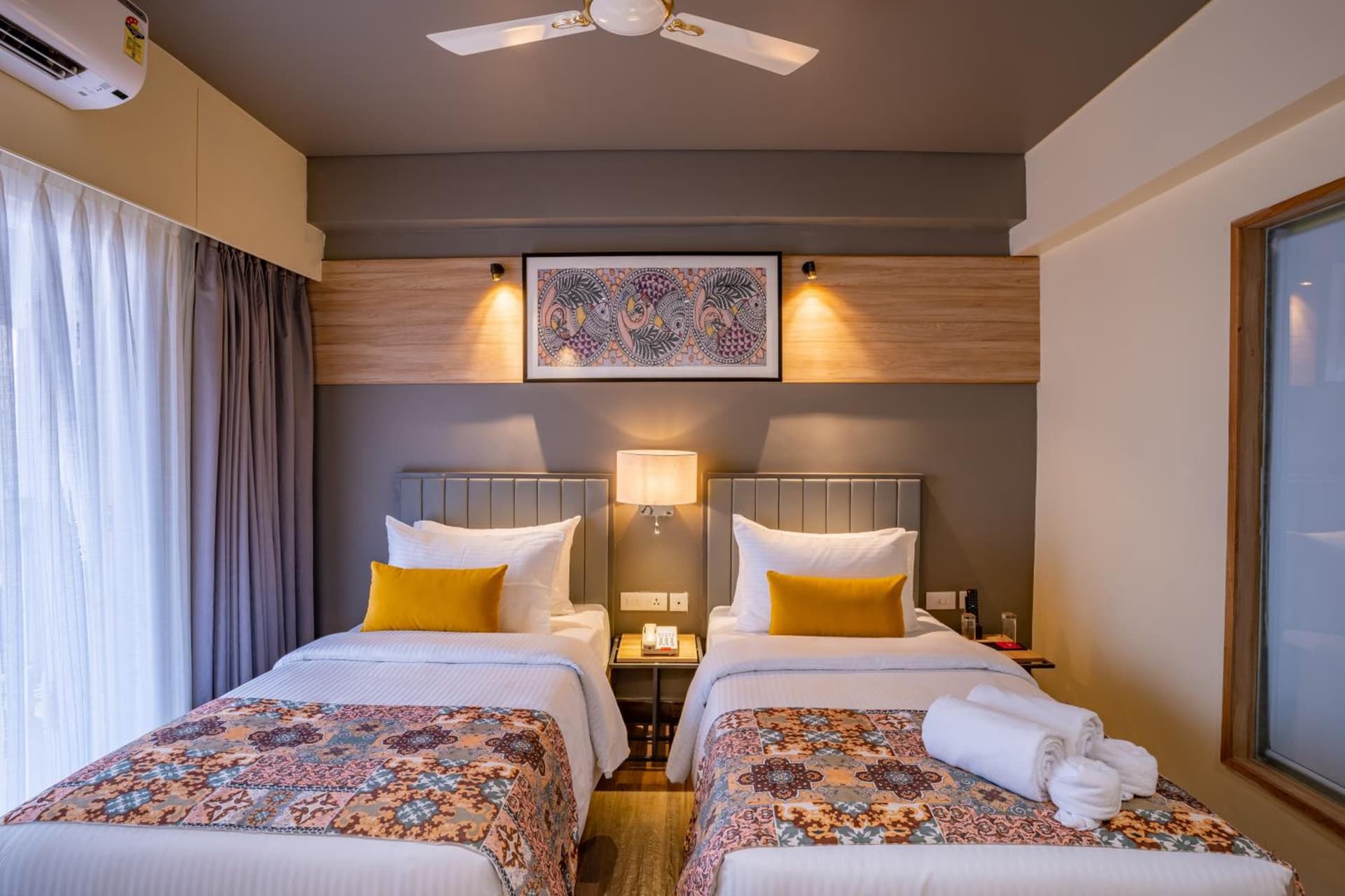 Deluxe Twin with Balcony Partial Sea View