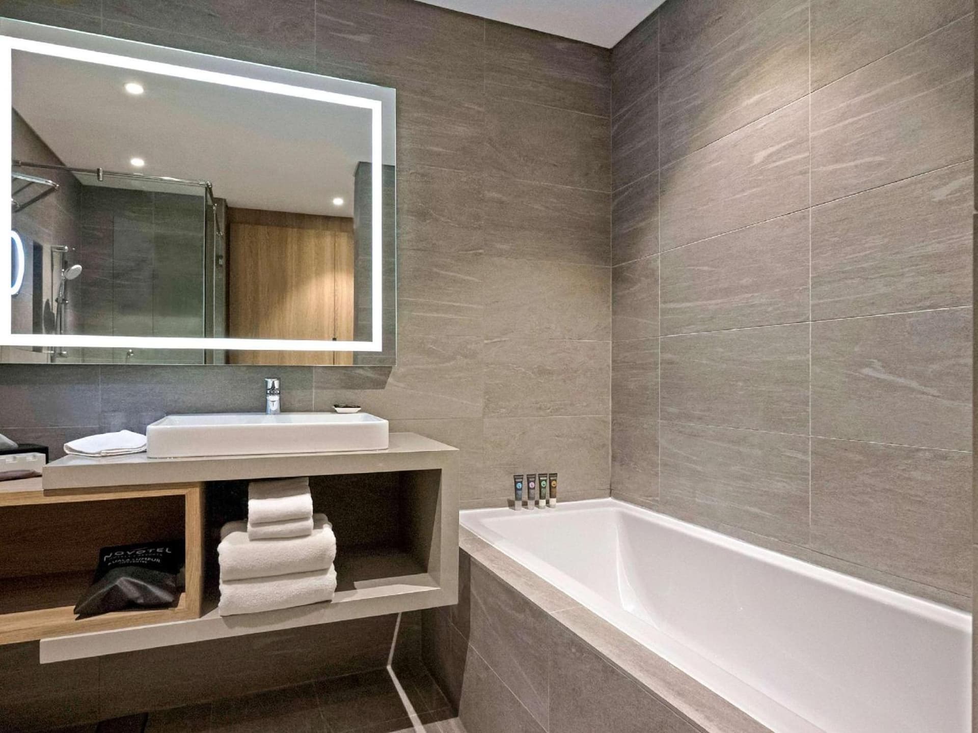 Junior suite with 1 king bed