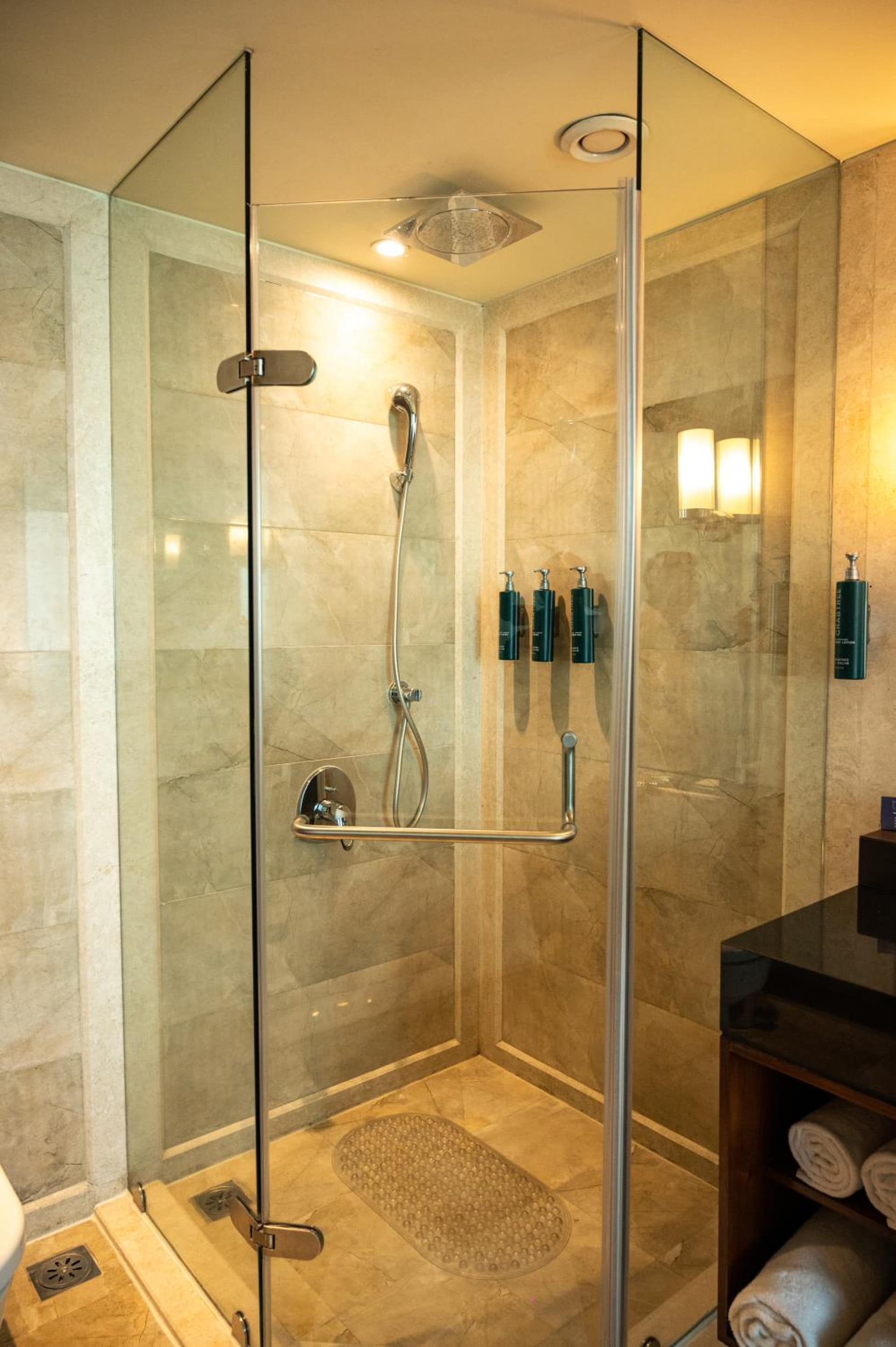 Deluxe Queen High Floor Room