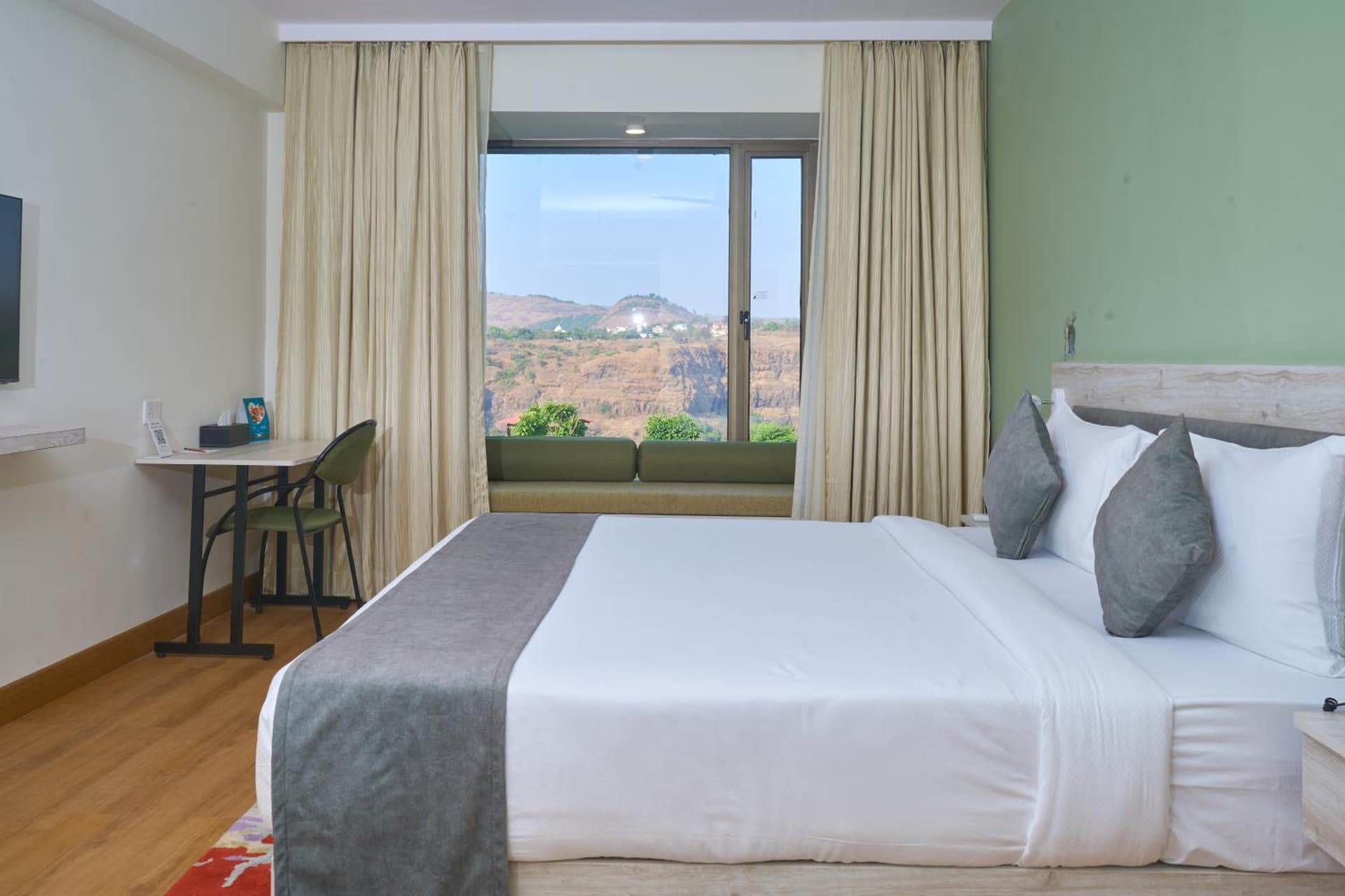 Superior Valley View Room