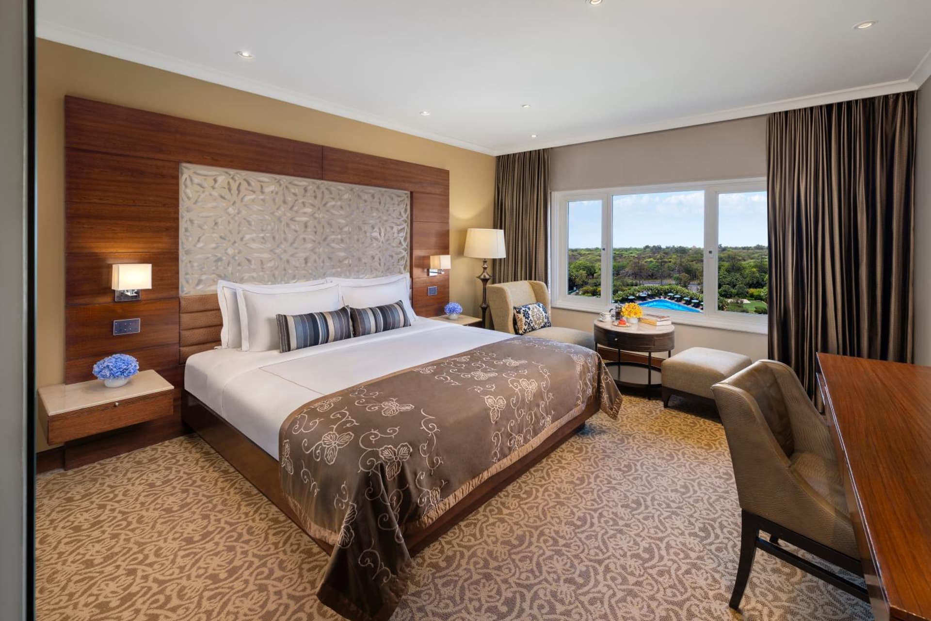 Club King Pool View Room
